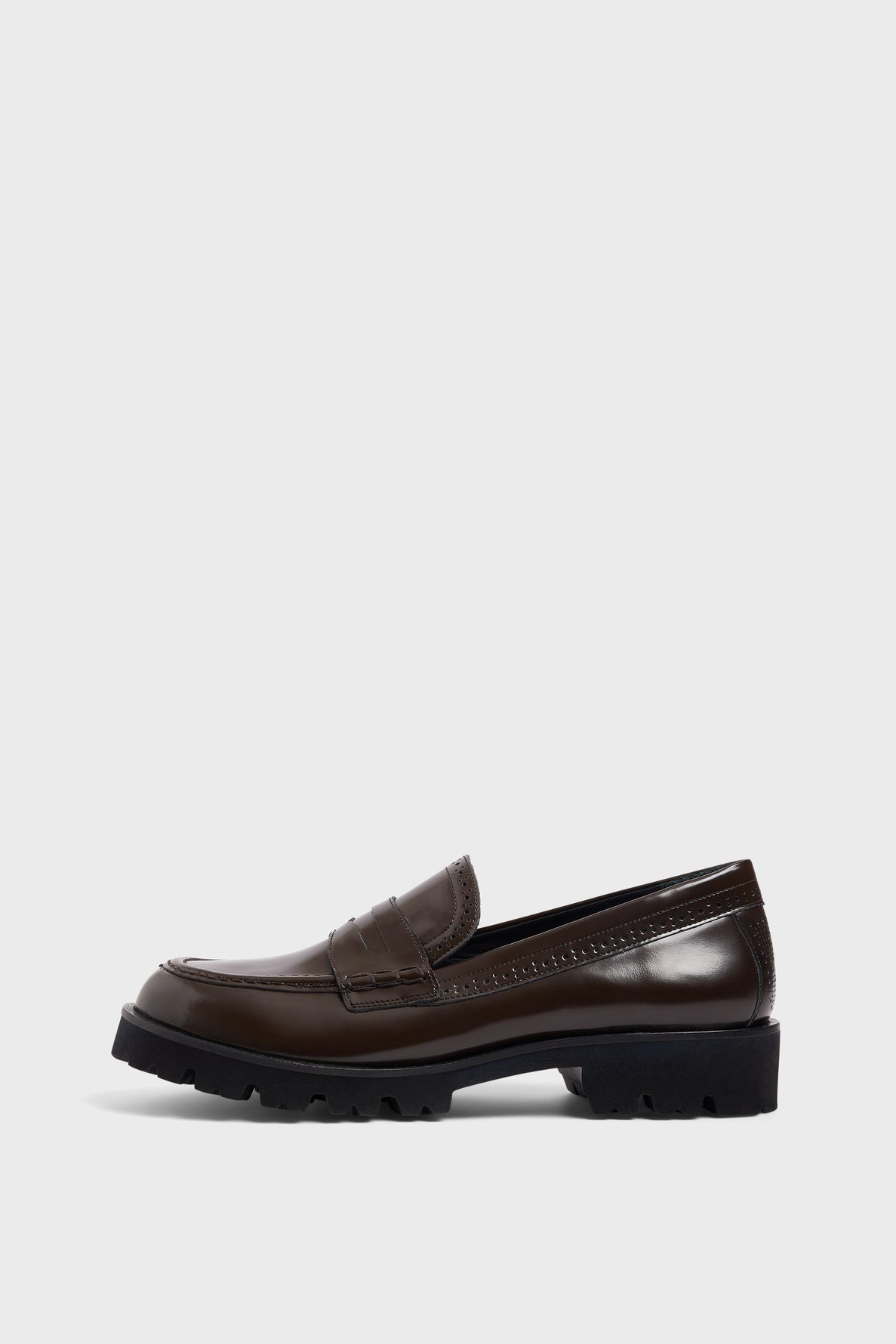 A single dark brown mocassin cuir loafer with a chunky black semelle crantée is shown in a side profile against a plain white background.