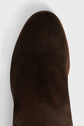 Close-up top view of the toe and upper part of a dark brown bottes en cuir velours, featuring a rounded toe and a slight reflection on the surface. These bottes femme, fabriquées en Italie, are shown against a plain white background.
