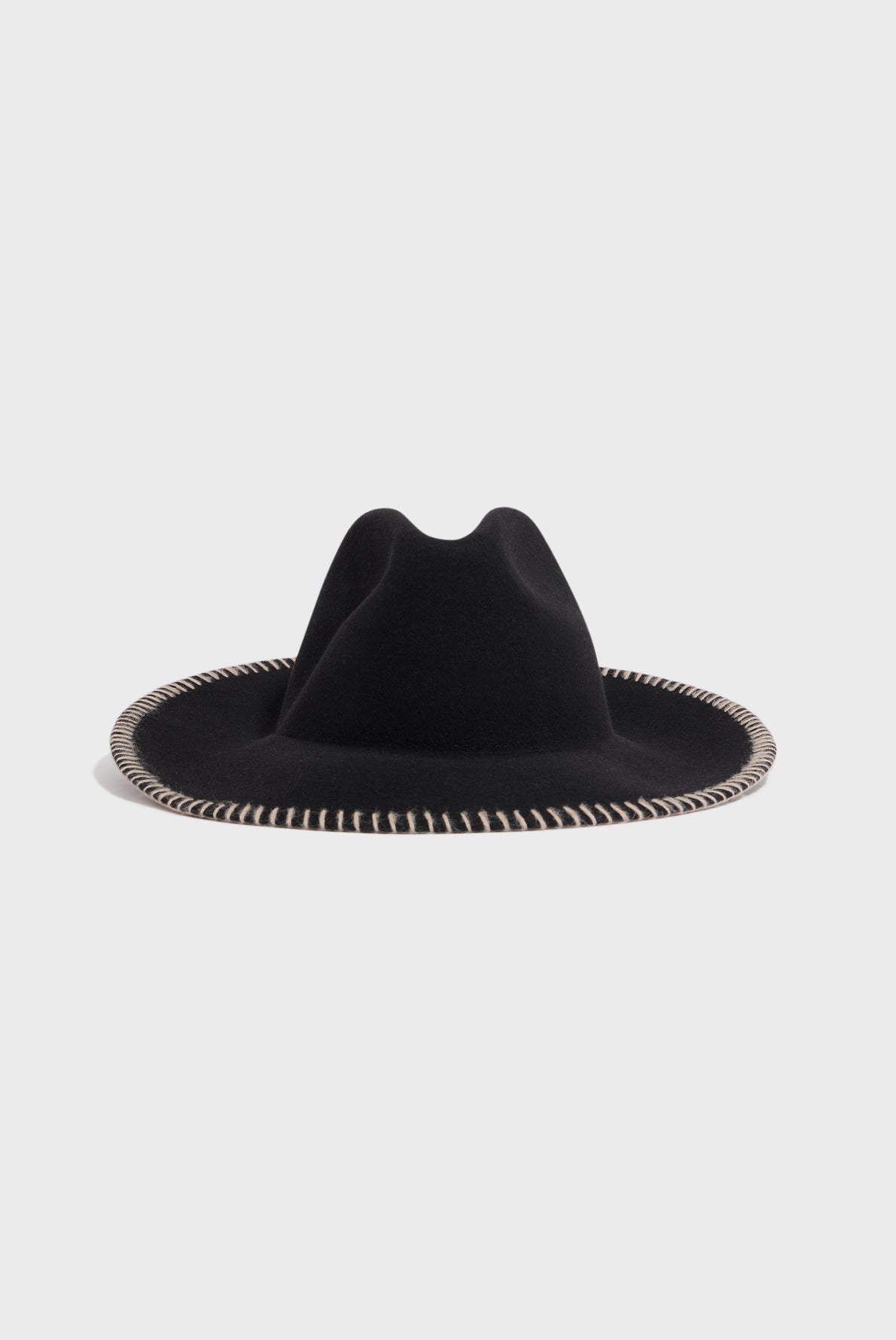 A black wide-brimmed chapeau en laine with a tall crown and an elegant liseré écru stitching detail around the edge, displayed on a plain white background.