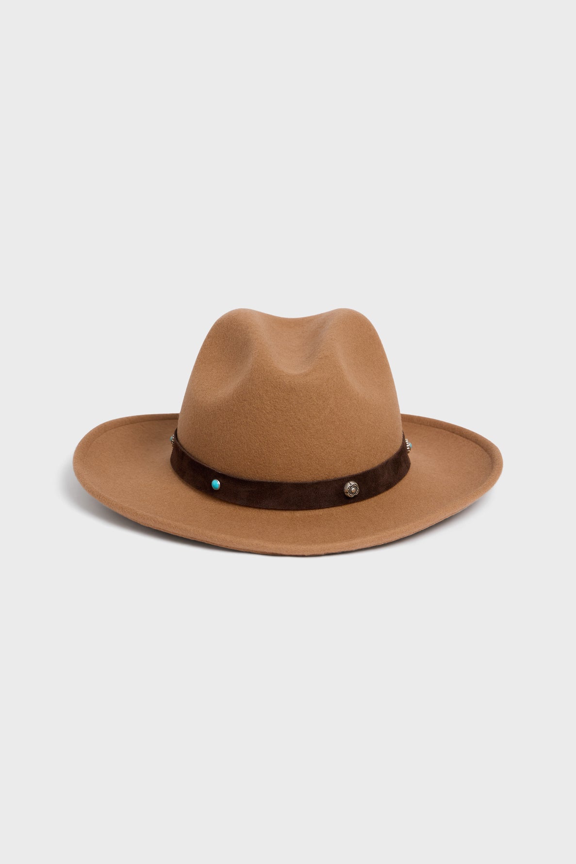 A brown, wide-brimmed felt cowboy hat crafted from feutre de laine, featuring a dark brown band with small decorative metal accents and a stylish tour de tête en cuir, pictured against a plain white background.