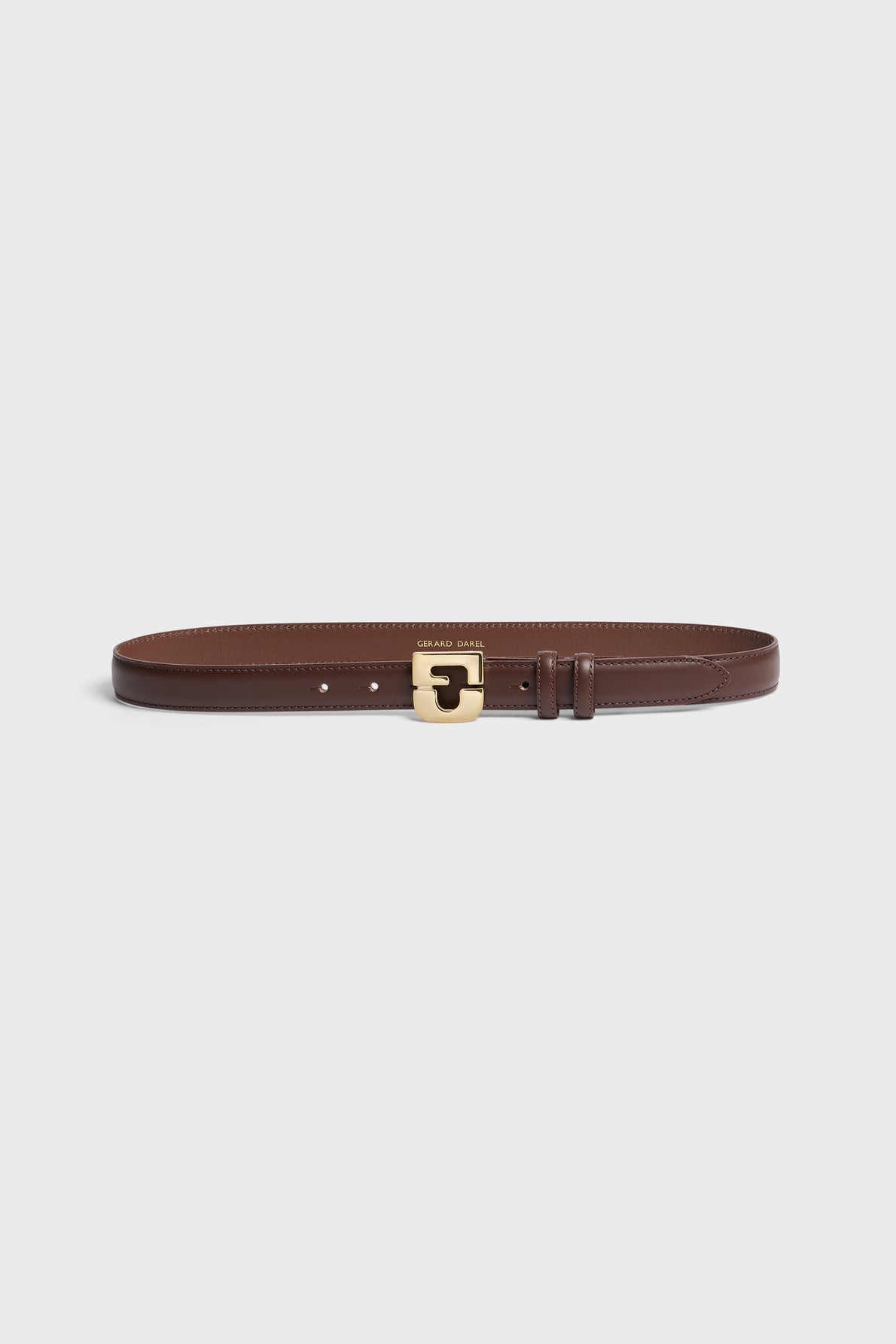 A ceinture élégante en cuir marron avec une boucle dorée, présentée sur un fond clair et épuré.