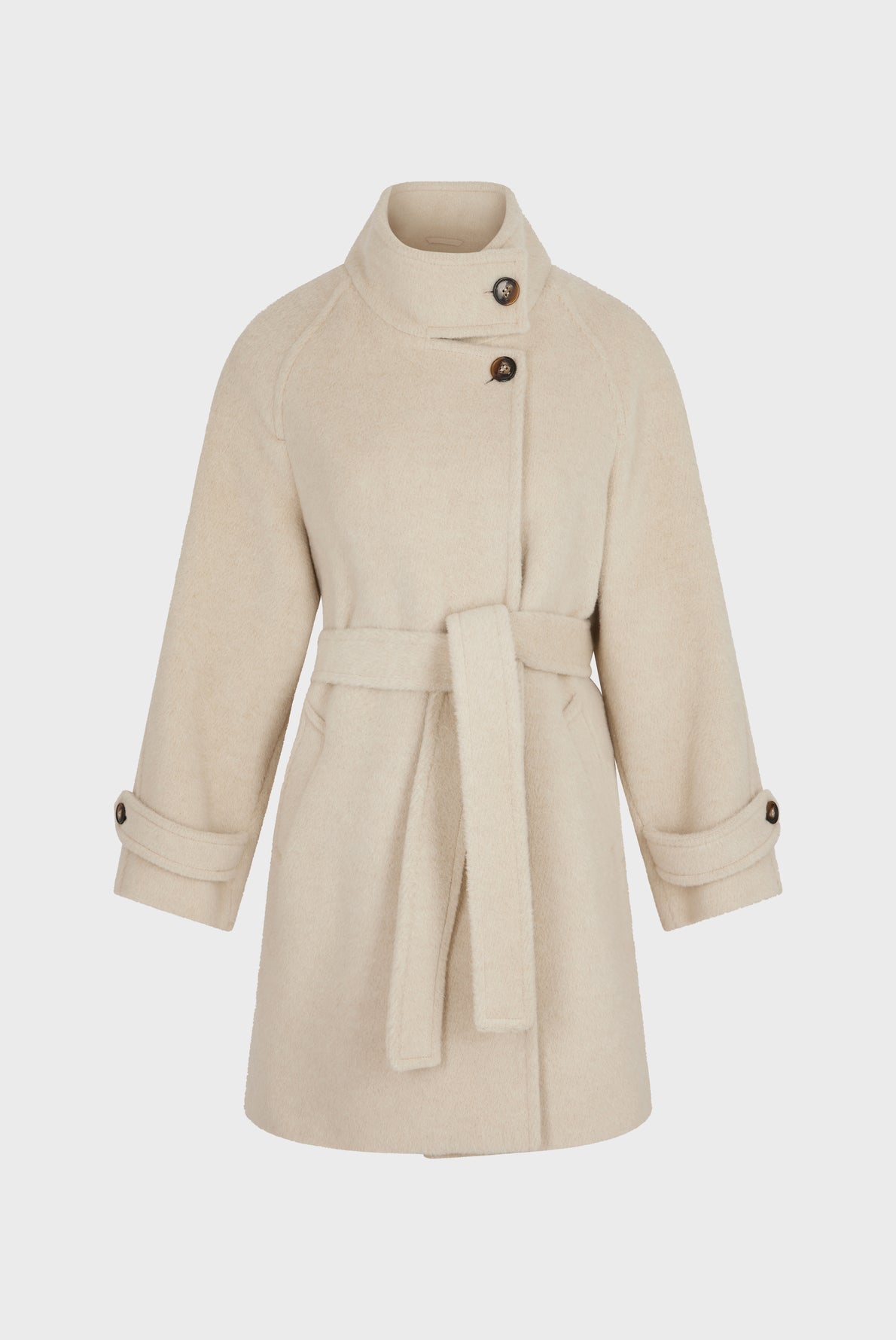 Beige manteau ceinturé en laine alpaga, mi-long avec col montant, détails de boutons sur le devant et les manches, et coupe décontractée, présenté sur un fond blanc uni.