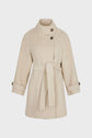 Beige manteau ceinturé en laine alpaga, mi-long avec col montant, détails de boutons sur le devant et les manches, et coupe décontractée, présenté sur un fond blanc uni.