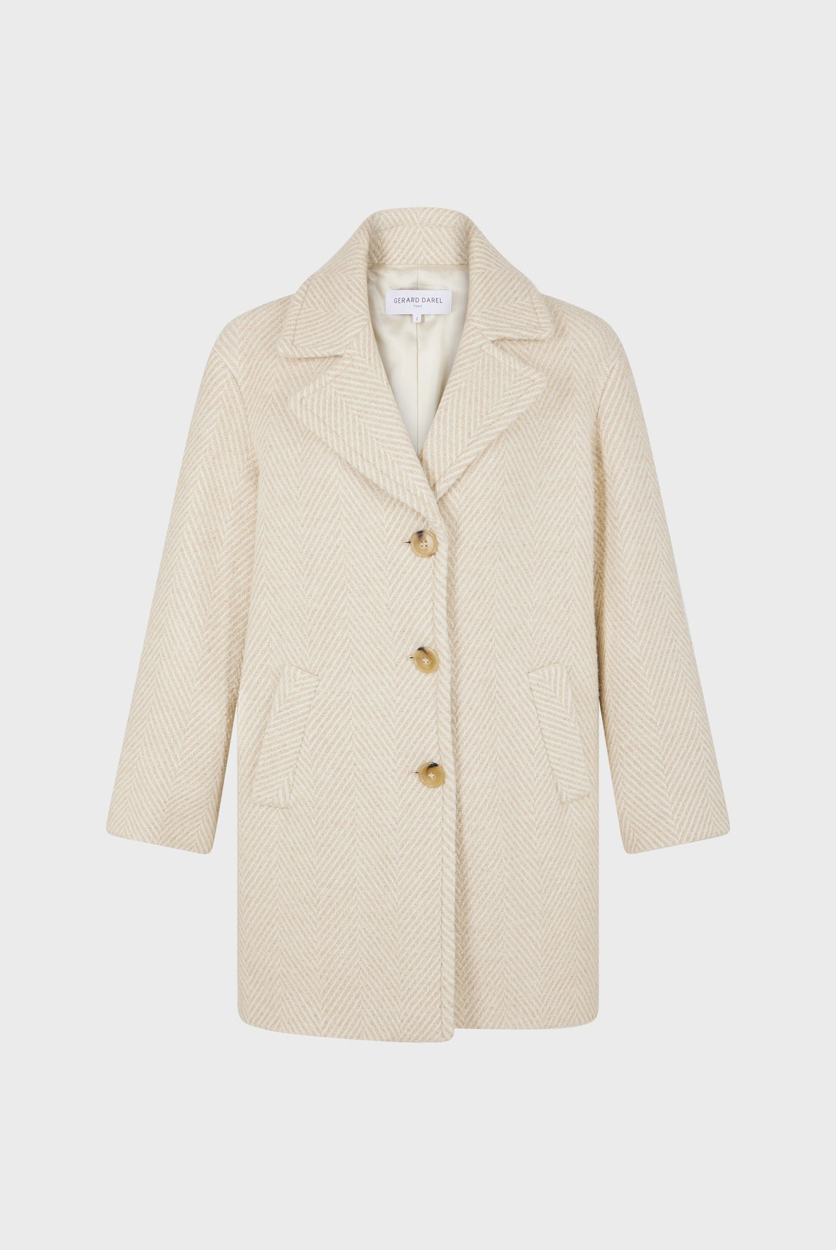 A beige manteau mi-long à chevrons, featuring three brown buttons, wide lapels, and two front pockets, displayed against a plain white background.