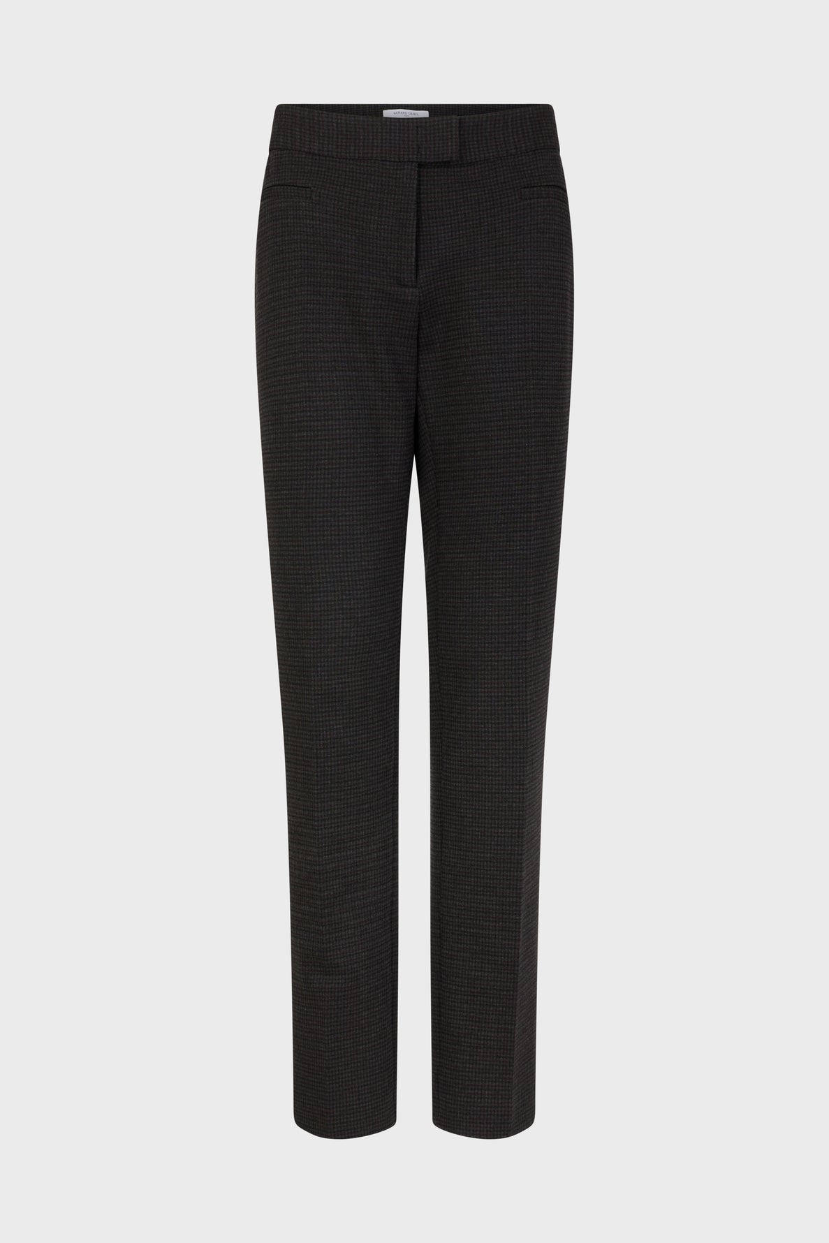 Black tailored dress pants with a slim, straight-leg fit in a confortable matière stretch. They have a flat front, waistband with belt loops, side pockets, and back welt pockets. These pantalon droit 7/8 are displayed on a white background.