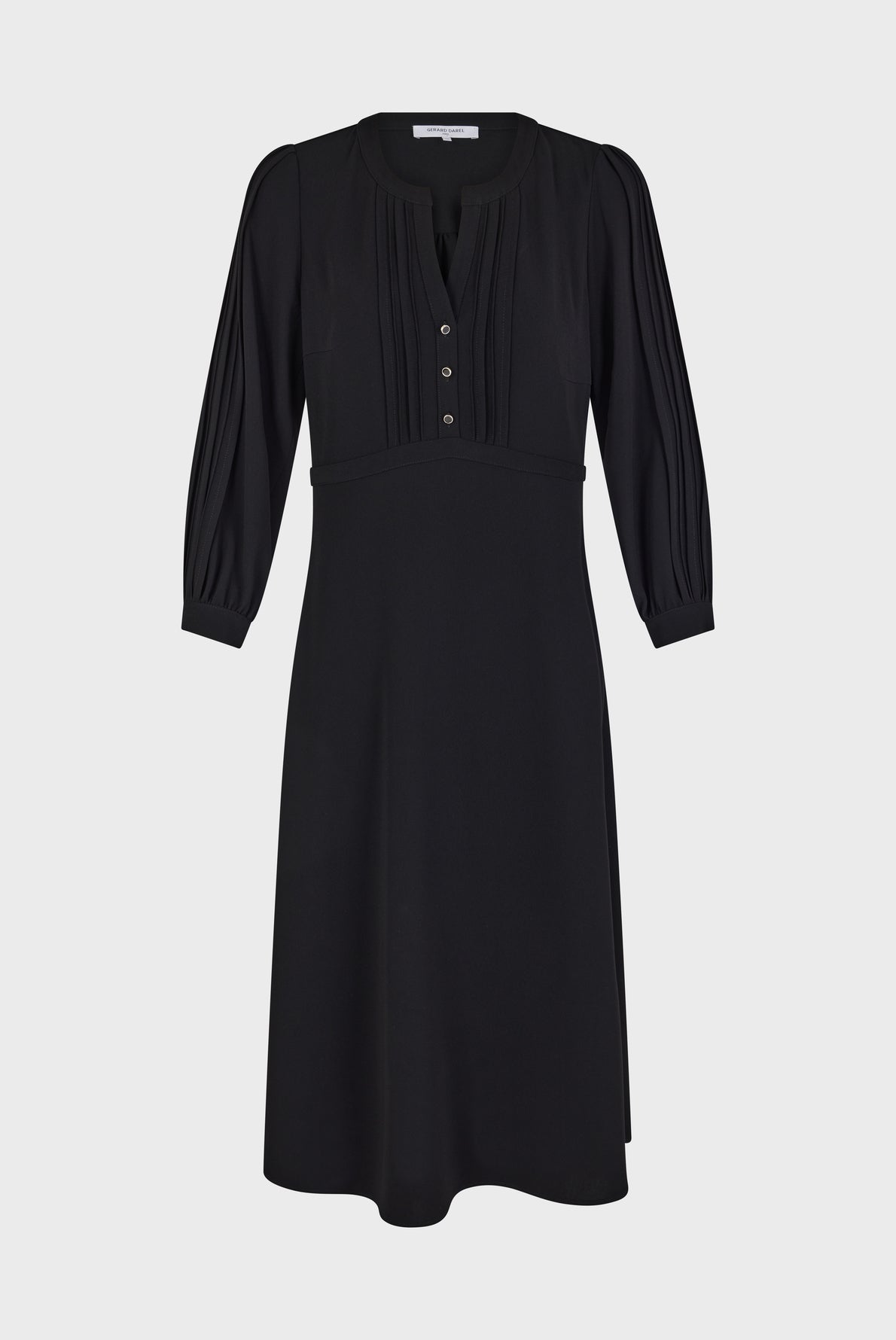 A knee-length black dress with long sleeves, pleated details on the chest, a round neckline with a slit, and three front buttons—this élégante robe midi noire cintrée combines timeless style with thoughtful details for a refined silhouette.