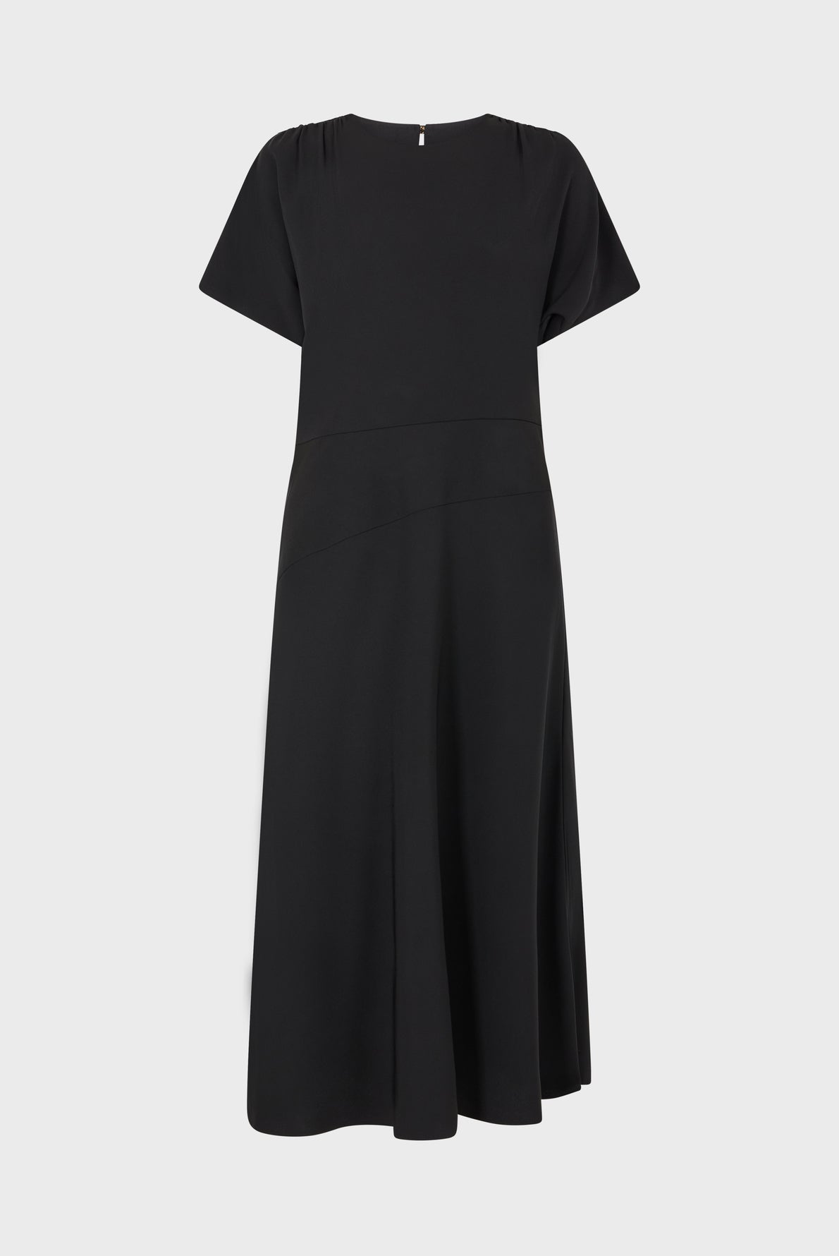 Black short-sleeve, knee-length dress with a round neckline and subtle seam detailing on the front. This robe noire cintrée stands out for its simple and elegant design, suitable for various occasions. The dress is displayed against a plain white background.