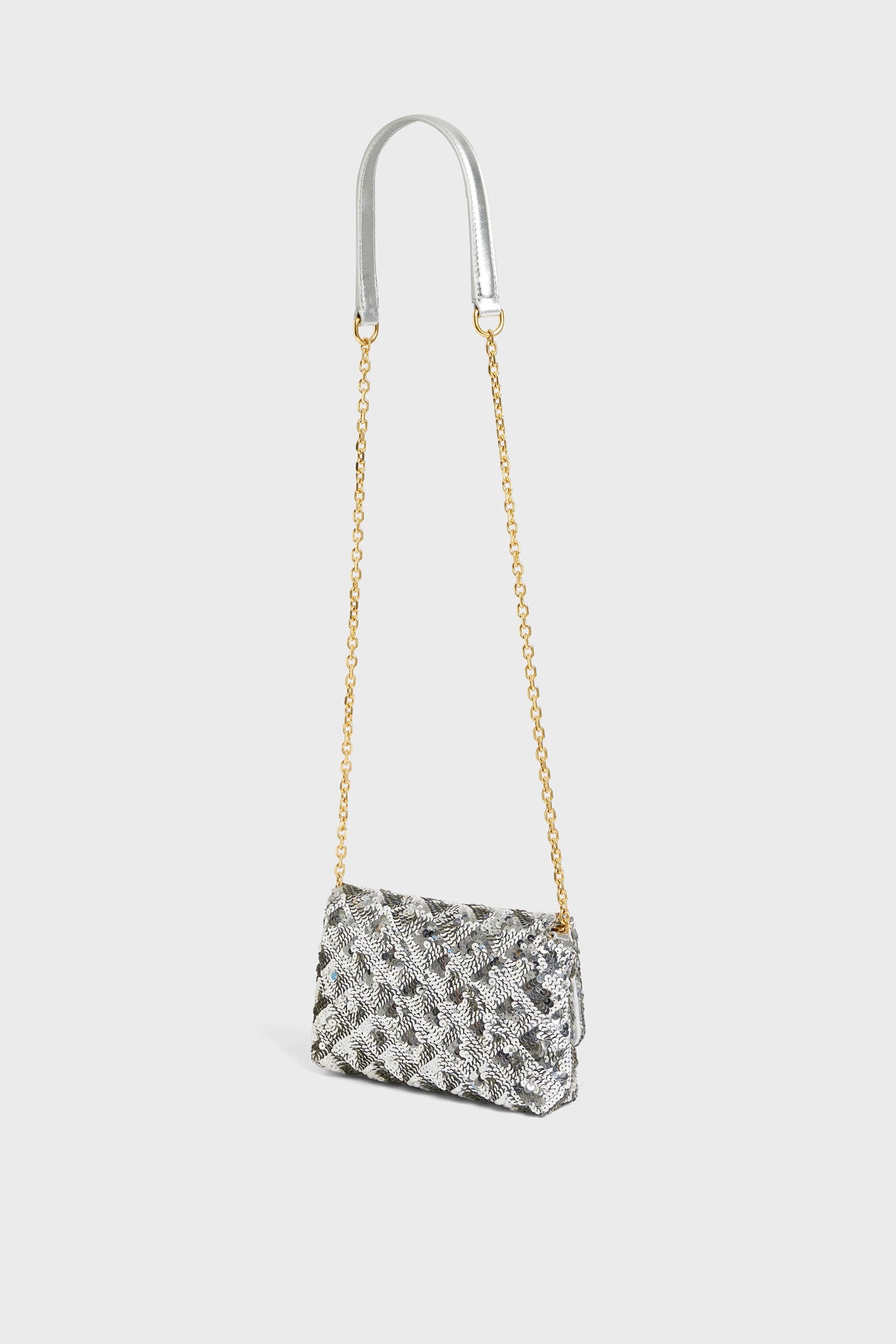 A small, rectangular silver snakeskin-patterned sac bandoulière with a long gold chain strap and silver leather shoulder pad, this pièce de créateur stands out elegantly against a plain white background.
