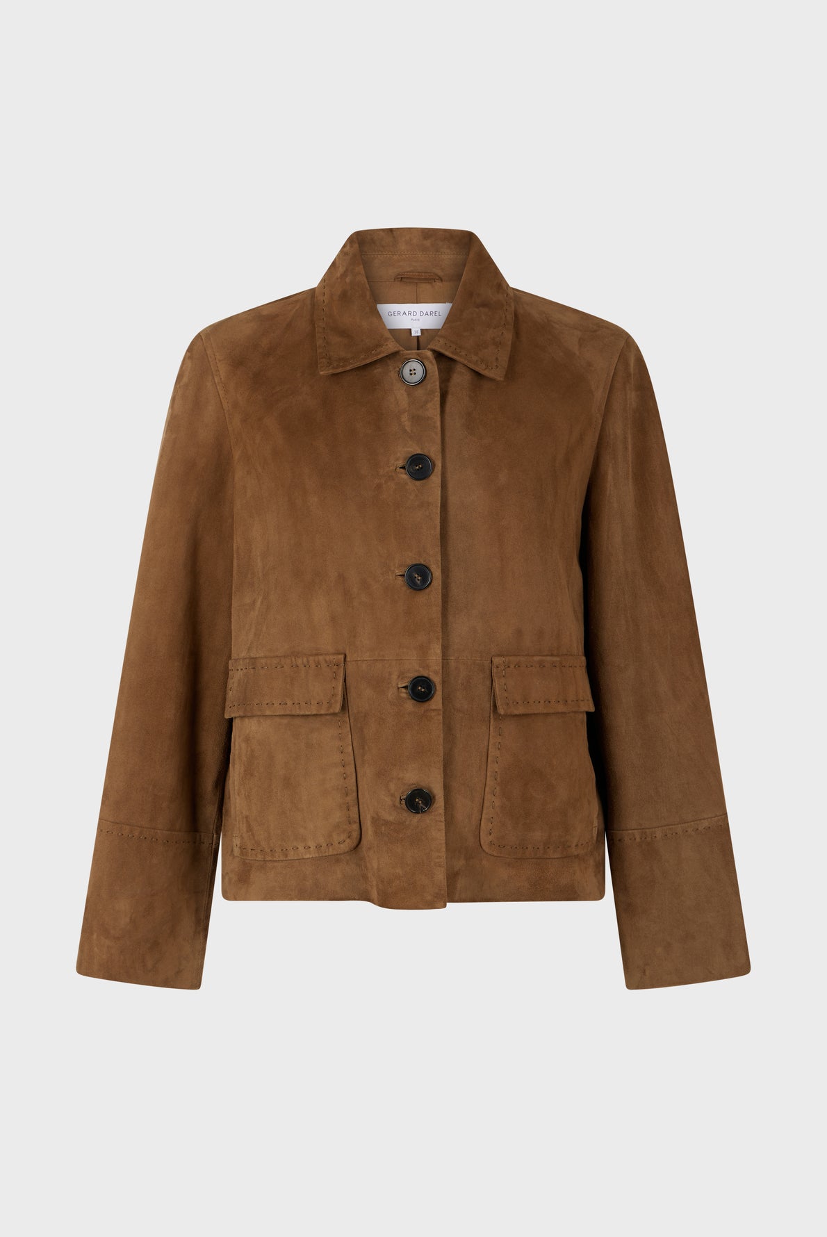 Brown suede button-up jacket with a collar, long sleeves, two front flap pockets, and black buttons, displayed on a plain light gray background. This veste courte femme in cuir velours offers a timeless and versatile look for any wardrobe.