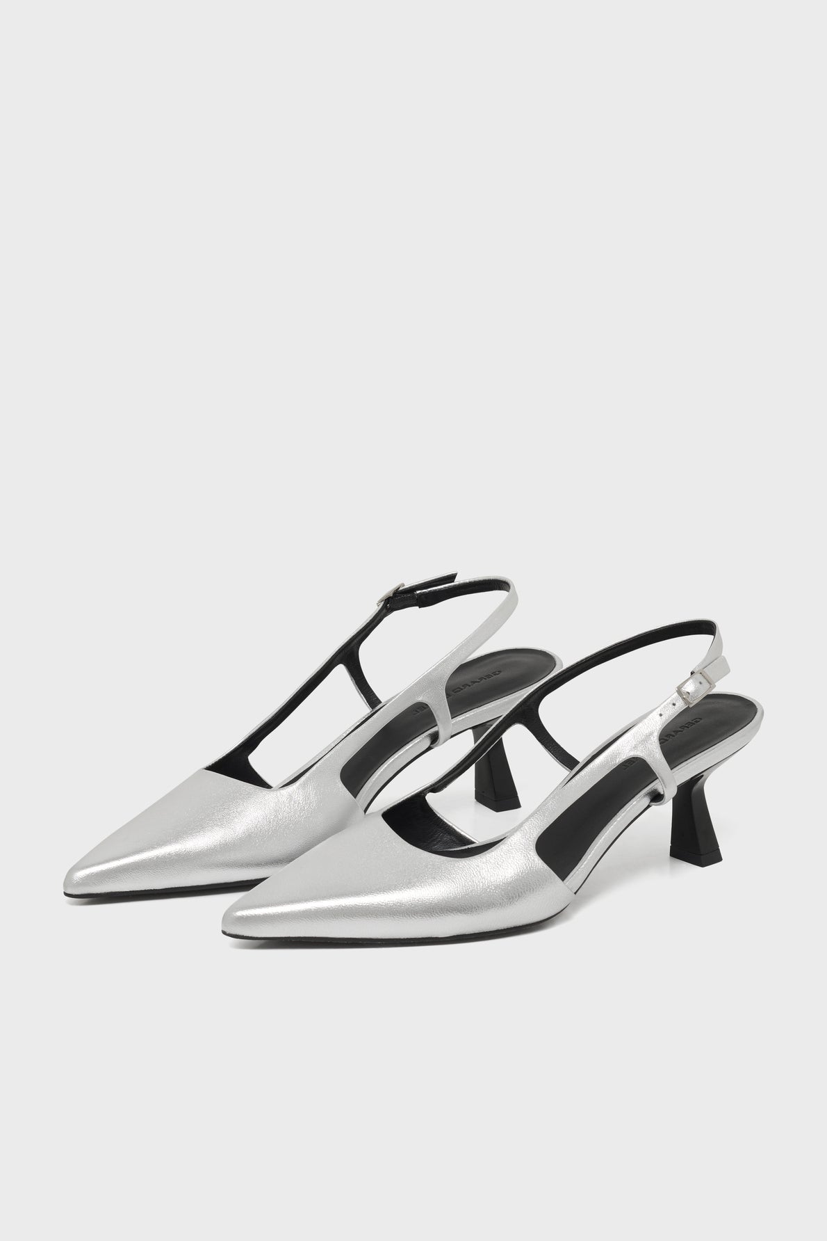 A pair of escarpins slingback cuir argenté with pointed toes, featuring black soles and mid-height block heels, displayed on a plain white background.