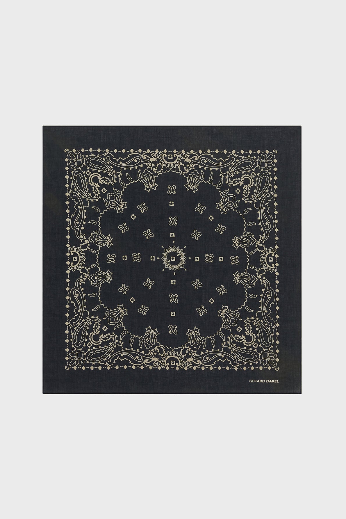 A dark square bandana en coton features an intricate, symmetrical beige paisley pattern with floral and decorative details inspired by bandana motifs géométriques, set against a plain background for a timeless, vintage appeal.