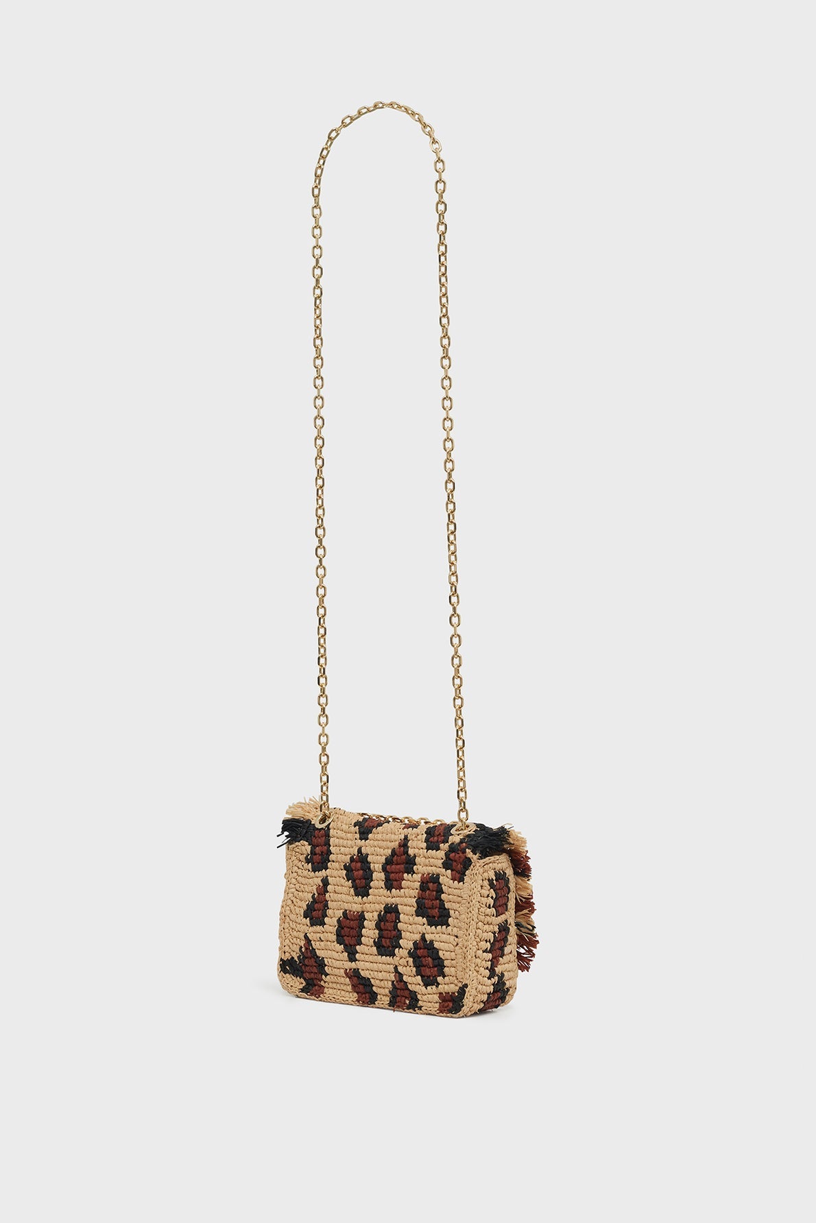 A small sac bandoulière with a woven raphia effet léopard design and a gold chain strap, beautifully photographed on a plain white background, showcasing exquisite savoir-faire artisanal.