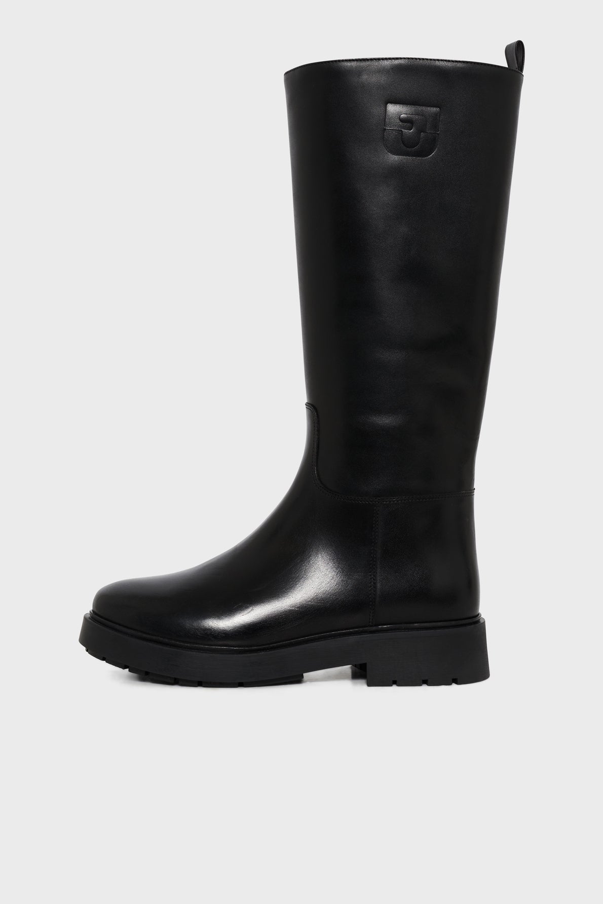 A single black knee-high boot with a chunky sole, smooth leather finish, and a subtle embossed logo near the top—this botte cuir femme is the perfect blend of modern style and timeless elegance. Ideal for those seeking a botte tendance with a sturdy, botte semelle épaisse for all-day comfort.