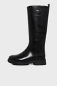 A single black knee-high boot with a chunky sole, smooth leather finish, and a subtle embossed logo near the top—this botte cuir femme is the perfect blend of modern style and timeless elegance. Ideal for those seeking a botte tendance with a sturdy, botte semelle épaisse for all-day comfort.