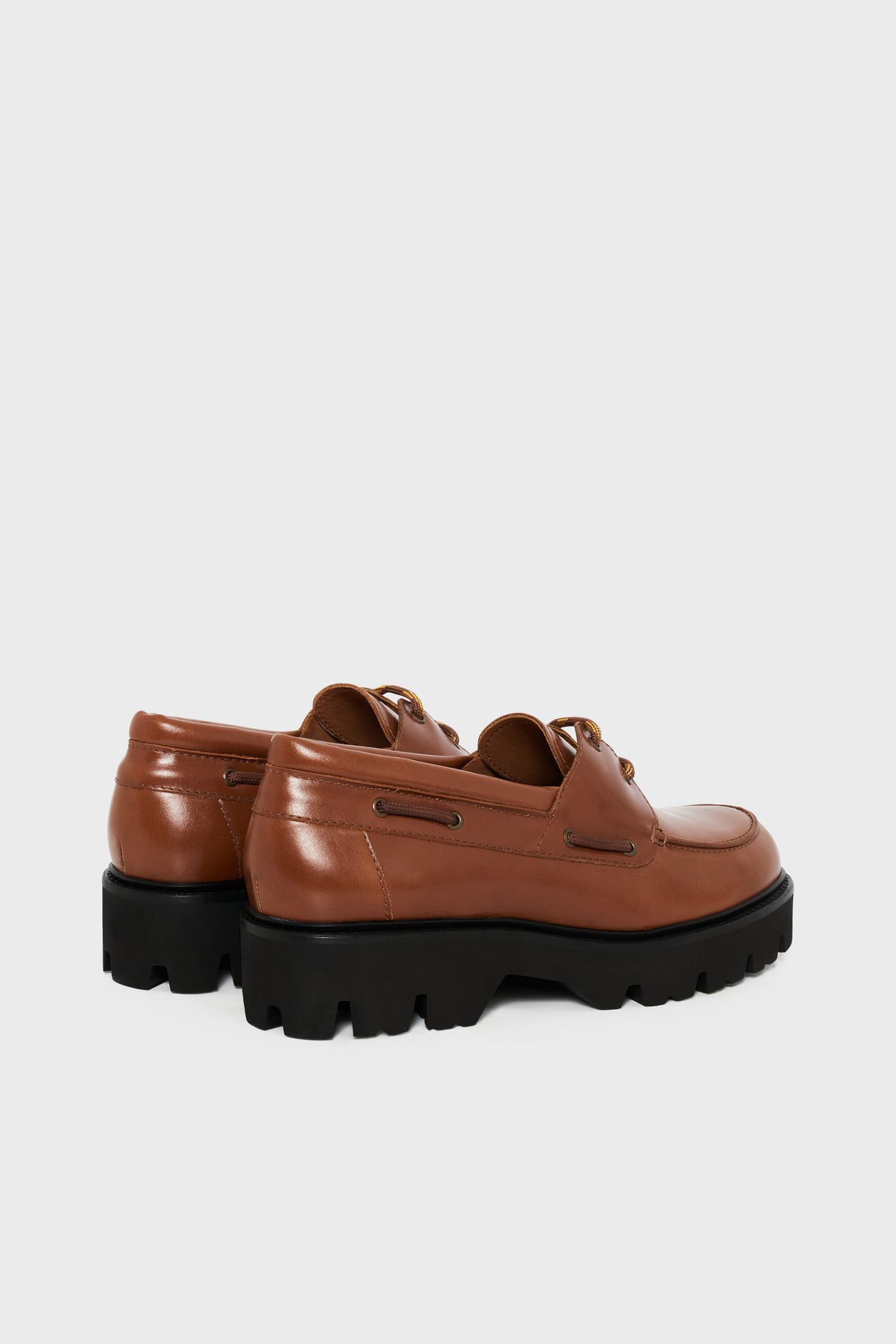 A pair of brown cuir uni leather lace-up shoes with chunky black semelle crantée lug soles, displayed on a plain light gray background.