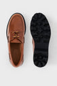 A pair of brown cuir uni leather shoes, one shown from the top displaying laces, and the other from the bottom showing a black semelle crantée tread sole, on a white background.