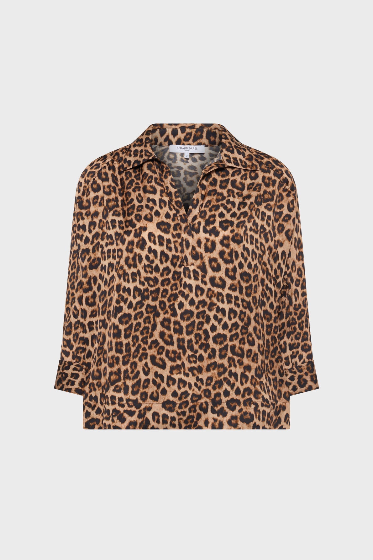A long-sleeved chemise léopard with a striking leopard print pattern, featuring a collar and V-neck opening, displayed on a plain white background.