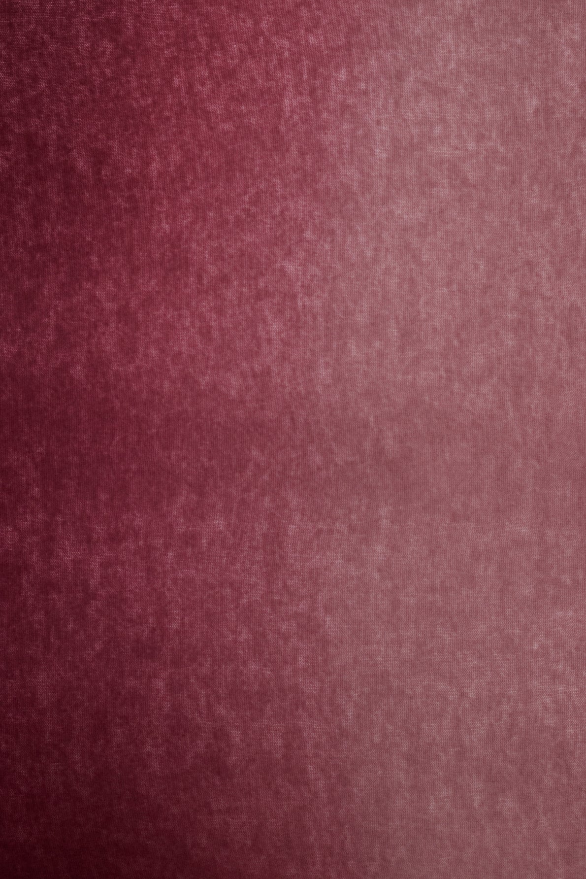A textured, maroon-colored background with a subtle gradient effect and soft, cloudy patterns throughout evokes the luxurious warmth of an echarpe bordeaux or the timeless appeal of an echarpe laine.