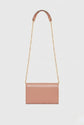 A rectangular blush pink pochette enveloppe cuir handbag with a gold bandoulière chaîne cuir and a leather shoulder pad, displayed against a plain white background. This accessoire tendance adds elegance to any outfit.