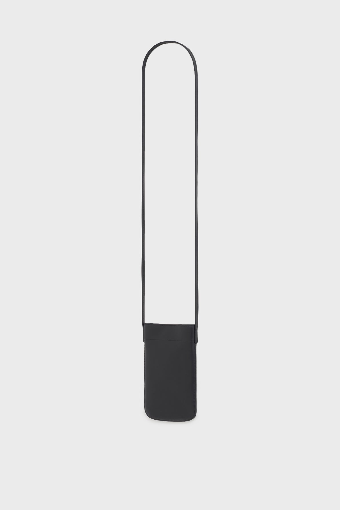 A small, rectangular black crossbody bag with a long, thin strap, featuring a fermeture magnétique for easy access and displayed against a plain white background—an accessoire tendance perfect for carrying your essentials in style.