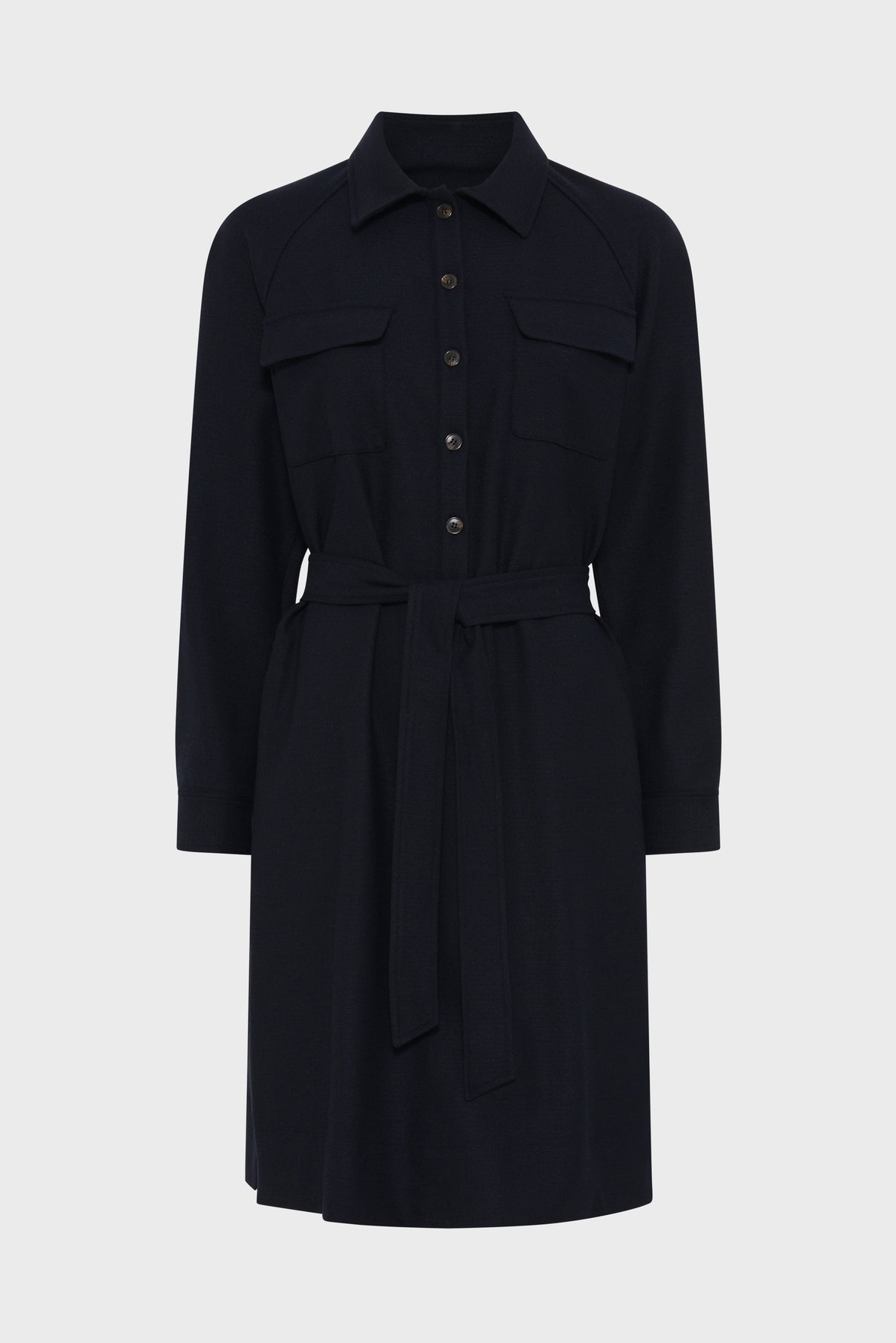Black long-sleeve, collared chemise shirt dress with front buttons, two chest pockets, and a matching waist tie belt, displayed on a plain white background. This robe Léa offers a modern twist on the classic robe courte style.