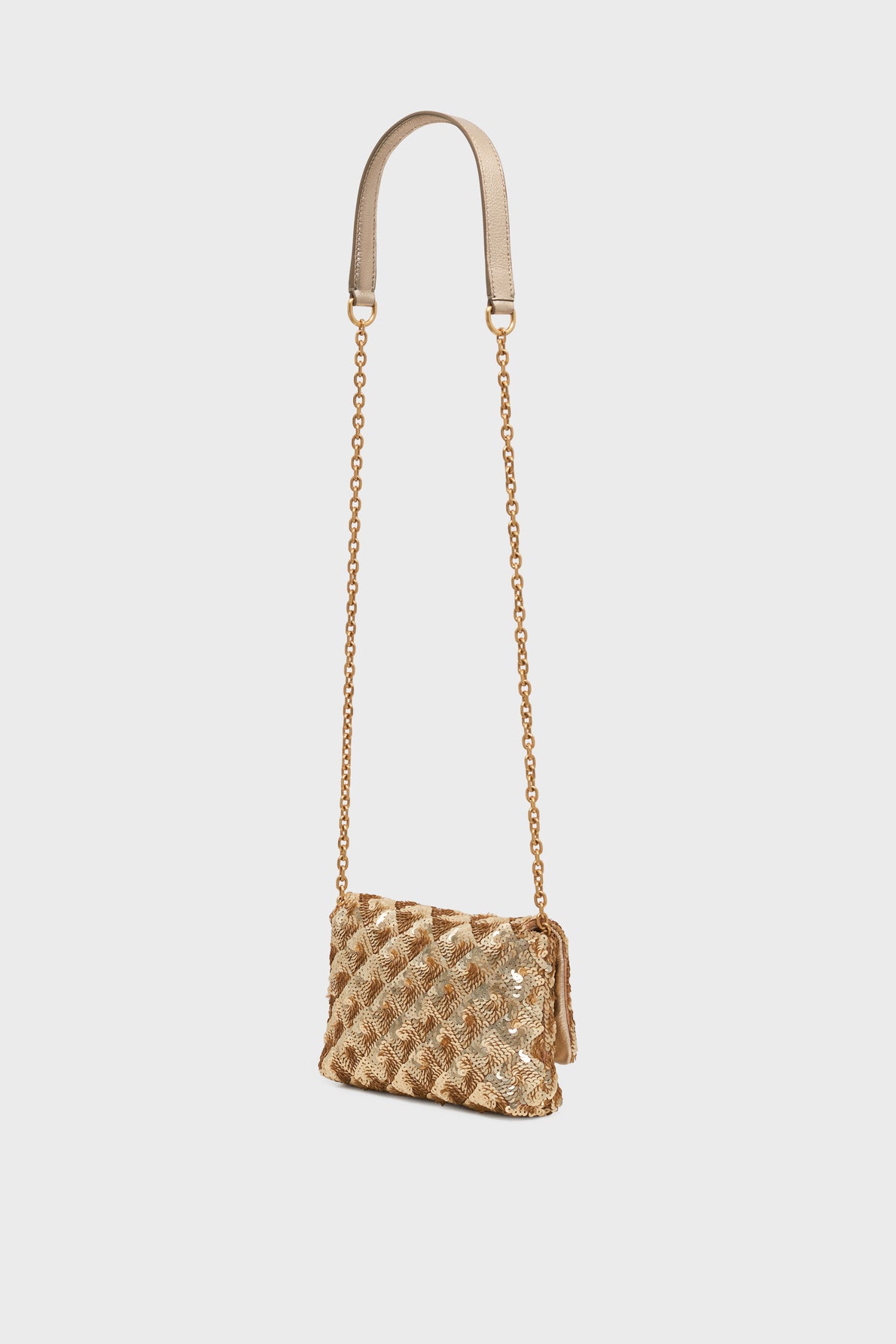 A gold quilted sac bandoulière handbag with a chain strap and beige leather shoulder pad, displayed against a plain white background.
