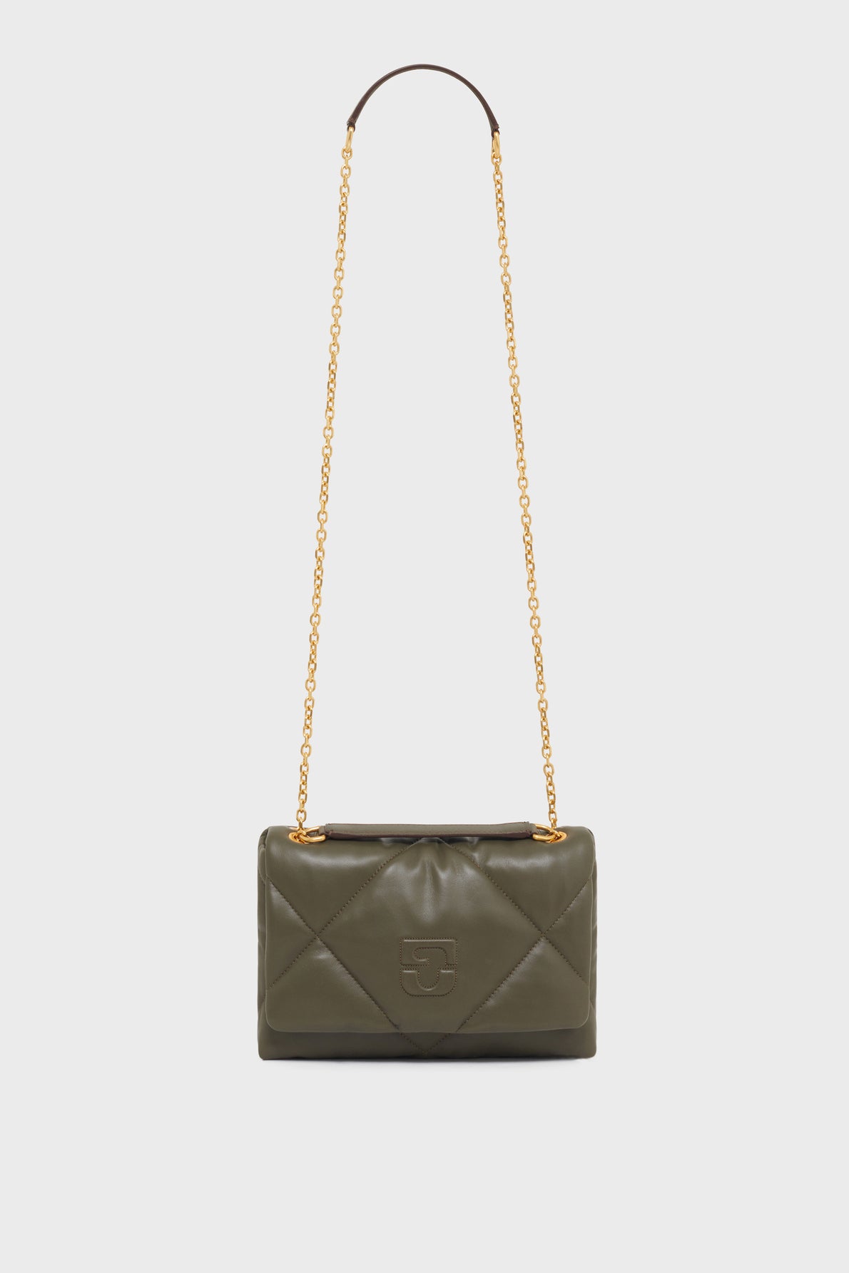 A rectangular olive green sac matelassé en cuir, this quilted leather handbag features a gold chain strap and a subtle embossed logo on the front flap, embodying the timeless elegance of a sac créateur. Set against a plain white background, it’s both sophisticated and versatile.