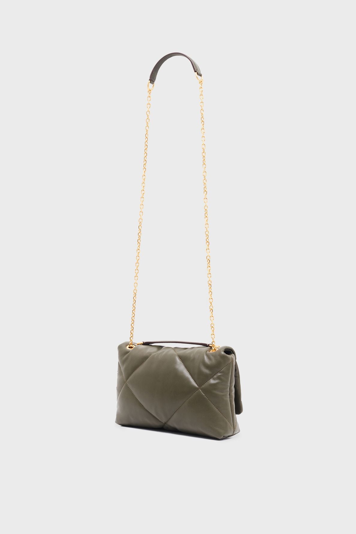 Olive green sac matelassé en cuir, featuring a gold chain strap and a dark leather shoulder pad, displayed against a plain light gray background. This elegant sac créateur combines timeless style with luxurious materials for a sophisticated look.