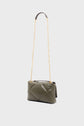 Olive green sac matelassé en cuir, featuring a gold chain strap and a dark leather shoulder pad, displayed against a plain light gray background. This elegant sac créateur combines timeless style with luxurious materials for a sophisticated look.