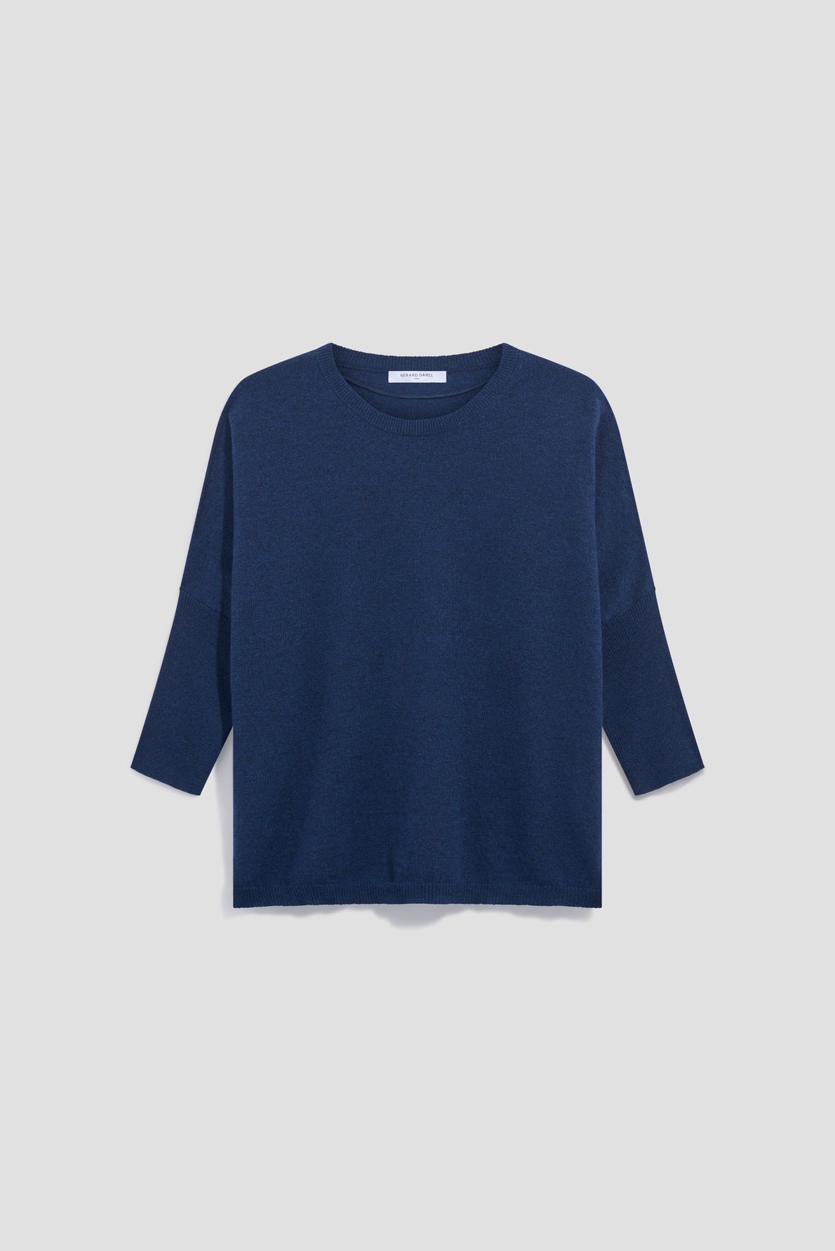 Navy blue, long-sleeve knit pull femme with a crew neckline, displayed on a light gray background. The sweater is crafted in cachemire and features a simple and relaxed coupe ample fit.
