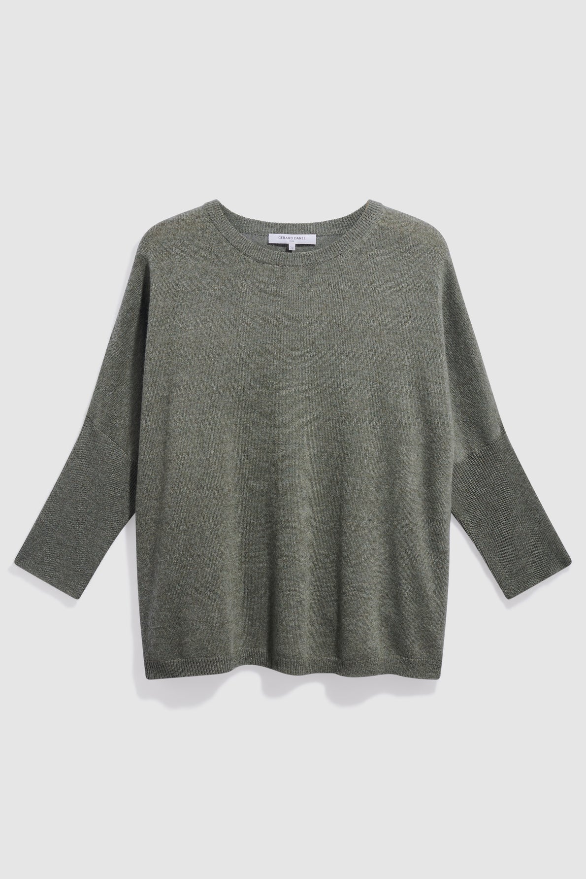 A loose-fitting, long-sleeve, olive green pull kaki sweater with a crew neckline, straight hem, and ribbed cuffs and hem, laid flat on a white background.