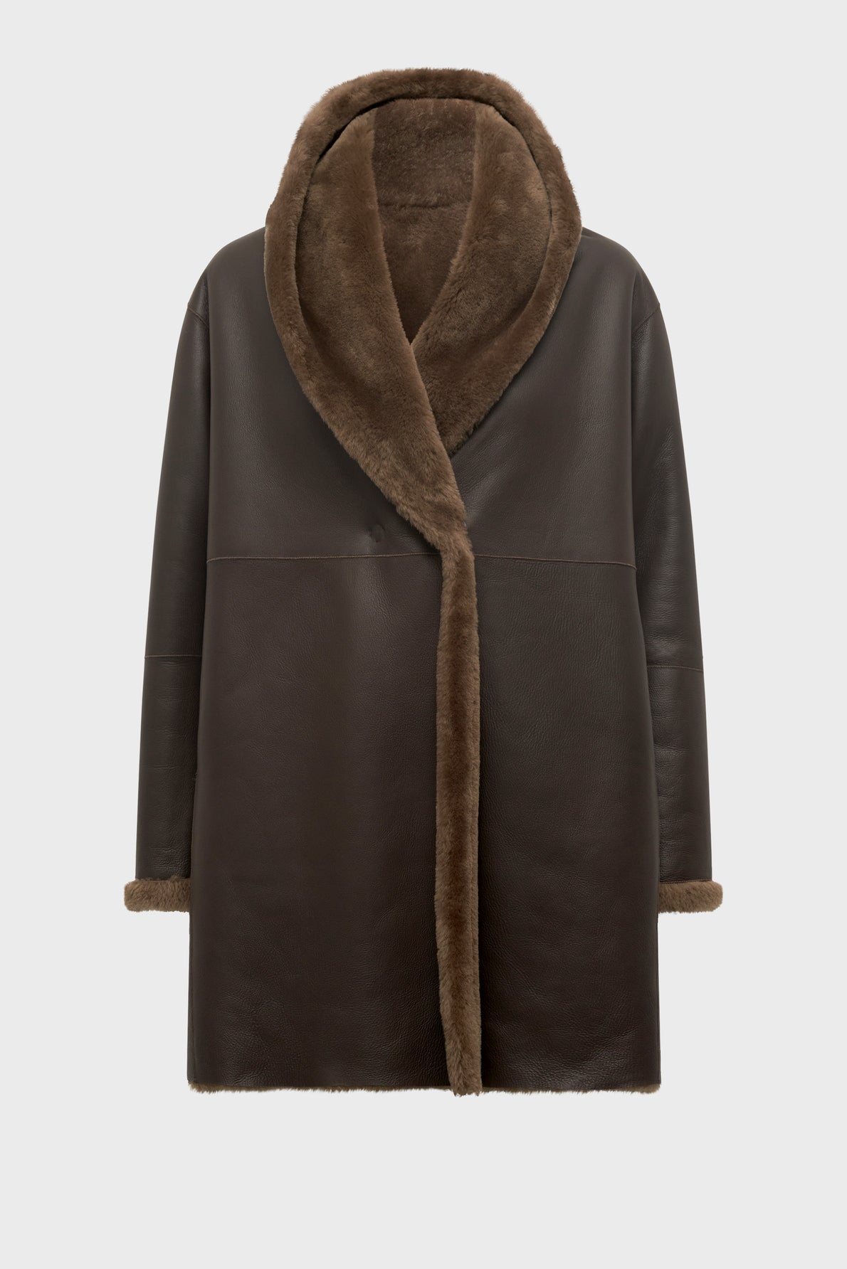 Dark brown, knee-length manteau cuir mouton featuring a wide, plush shearling collar and matching shearling trim on the cuffs and inner edge. This manteau peau lainée boasts a smooth leather-like exterior and an elegant open-front design.