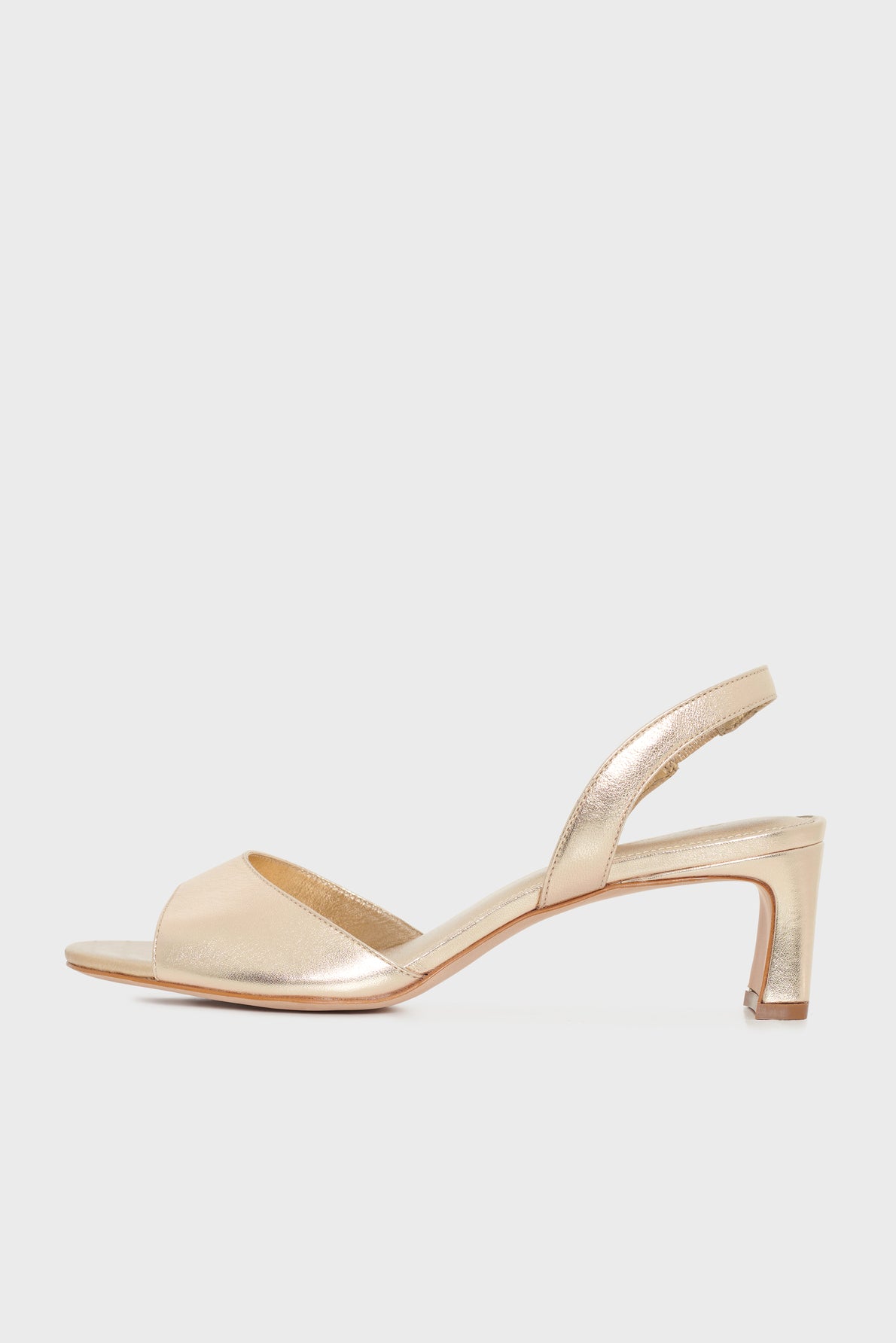 A single gold open-toe slingback sandal with a low, block heel is shown against a plain white background, viewed from the side. This sandale cuir doré exudes sophistication and is perfect for adding a touch of elegance to any occasion.