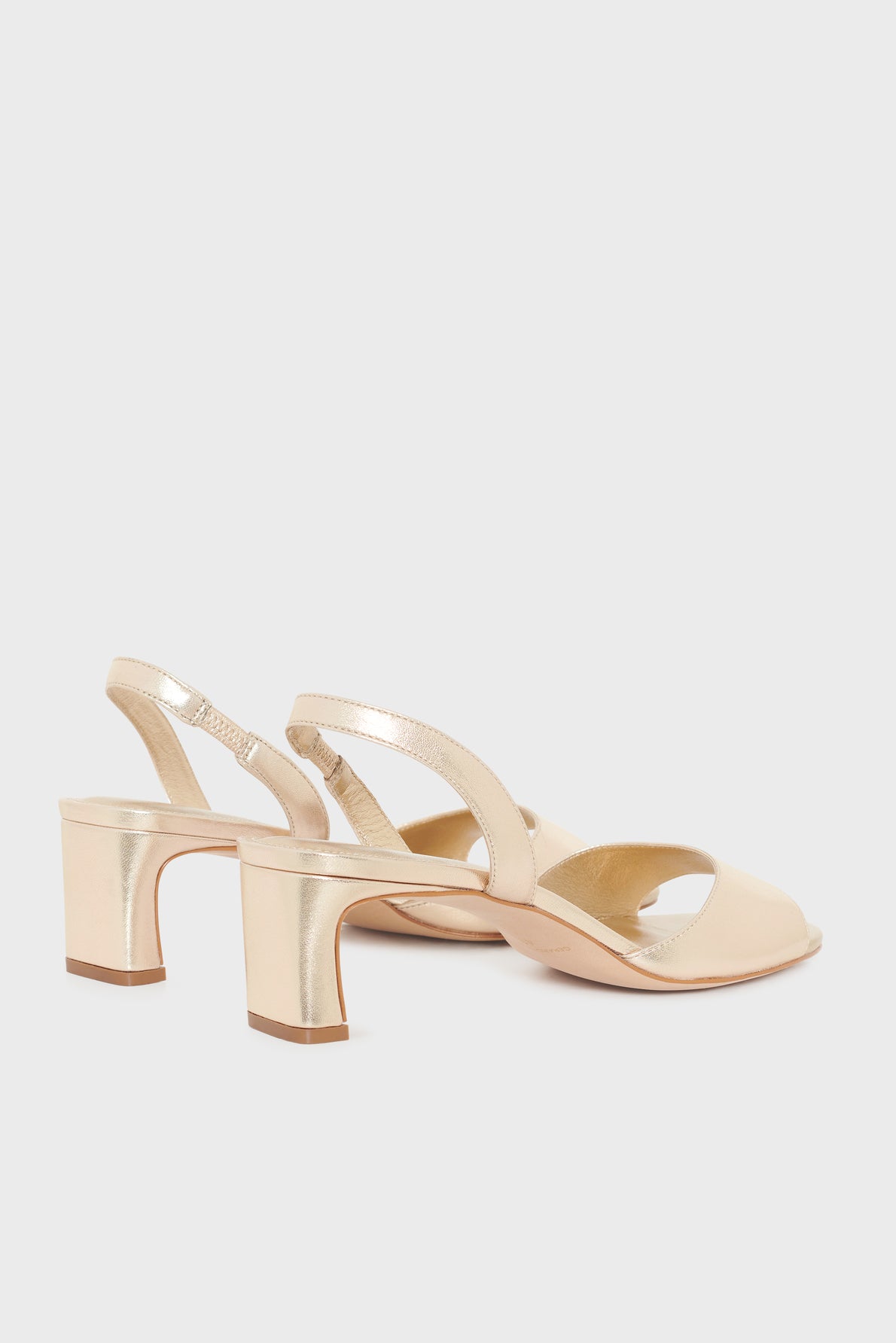 A pair of sandales cuir doré with block heels, open toes, and curved straps offers an effortlessly chic look, ideal for special occasions. These sandales élégantes are displayed against a plain white background.