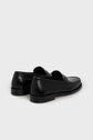 A pair of mocassins noirs cuir with stitching details, viewed from the back and side on a light gray background, showcasing their elegant and timeless style.