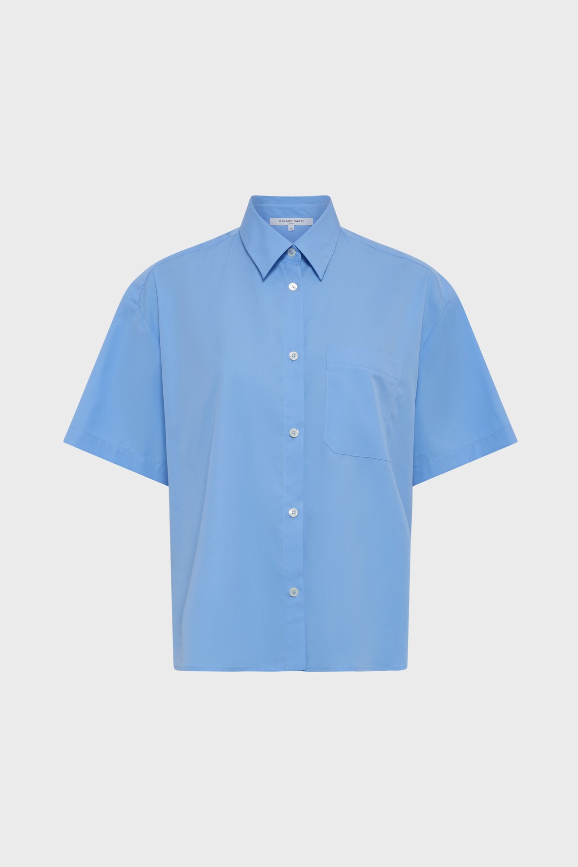 A short-sleeve, button-up sky blue shirt with a left chest pocket, this chemise manches courtes is displayed on a plain white background.