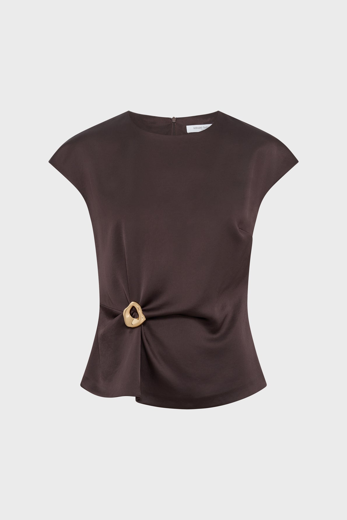 Dark brown, top sans manche satin marron with a round neckline and a bijou doré circular buckle detail on the left waist, creating gentle draping. The background is light gray.