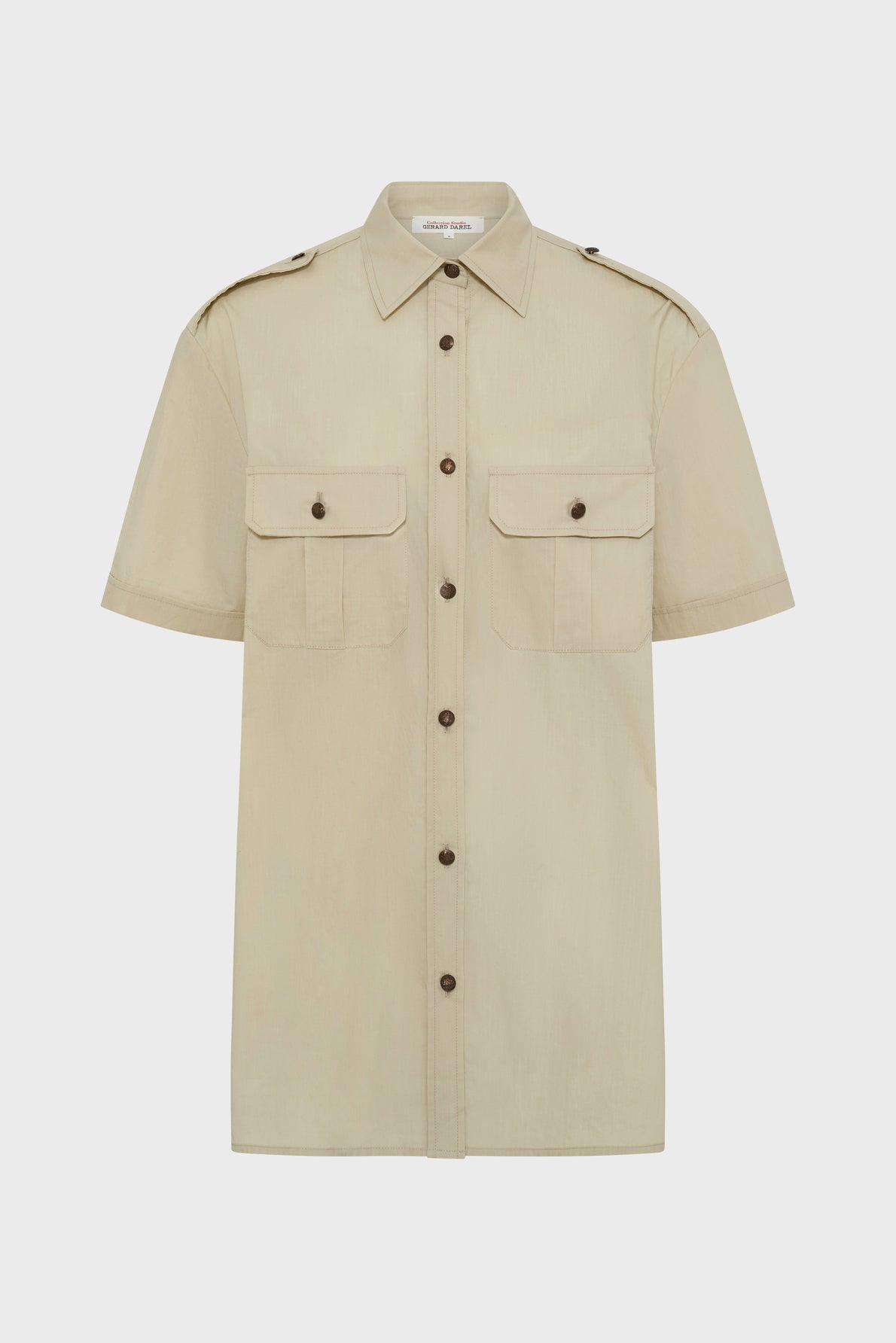 Short-sleeve beige button-up shirt with two front flap pockets, epaulets on the shoulders, and brown buttons, displayed on a plain white background—this chemise esprit militaire combines classic style with modern practicality.