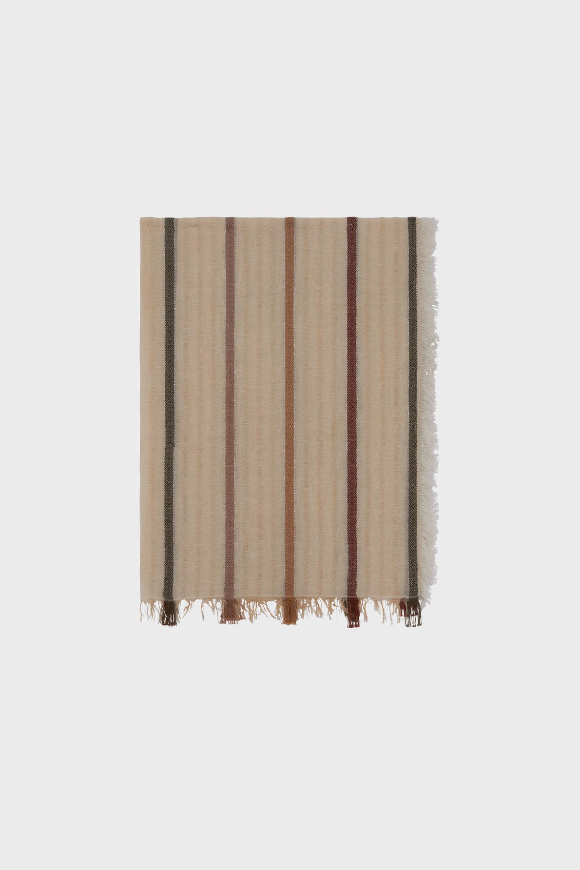 A beige foulard Dinaia in gaze de coton, adorned with a motif à rayures in dark green, brown, and maroon, and finished with a slightly fringed edge on one side.