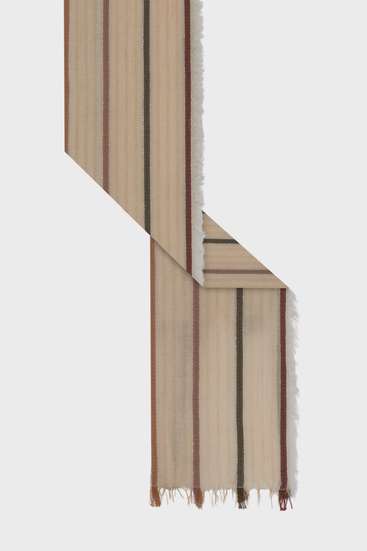 A beige foulard Dinaia in gaze de coton, featuring a motif à rayures with thin, vertical brown, red, and dark green stripes and fringed edges, displayed diagonally on a white background.