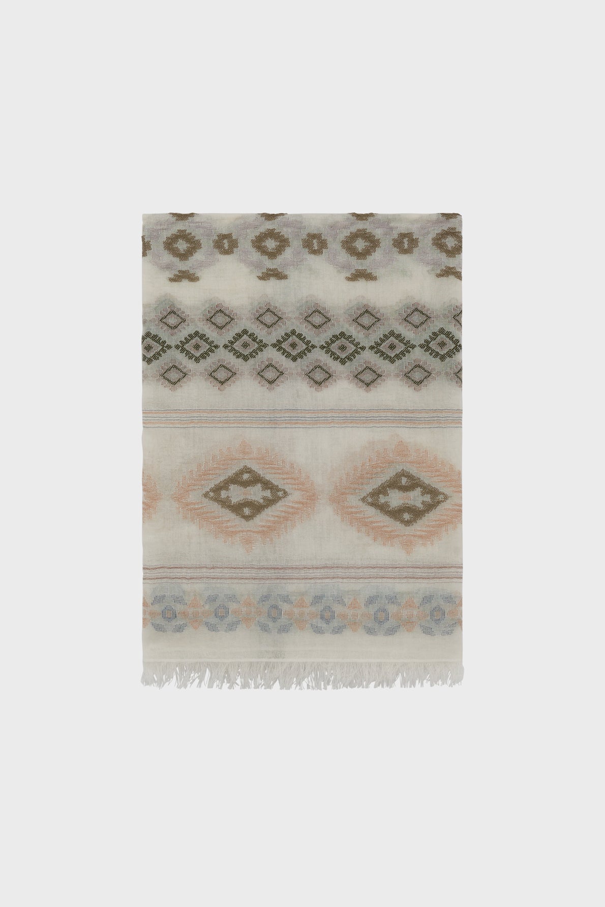 Folded, rectangular fabric with fringed edges featuring a motif ethnique in muted tones of beige, green, and orange on a light background. Crafted from coton mélangé, this étole bohème showcases diamond and other symmetrical shapes in its geometric pattern.