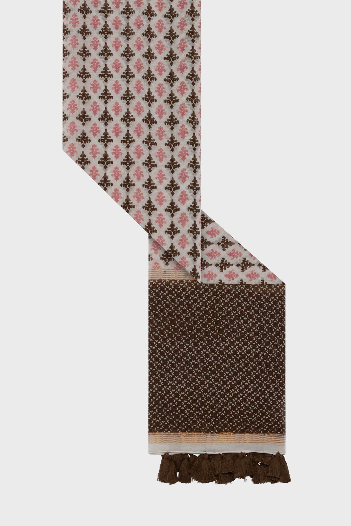 A patterned fabric sash crafted in a blend of coton et soie, featuring a diamond and floral design in brown and pink, ending in a darker brown section with small white motifs géométriques and brown tassels adorning the edge.