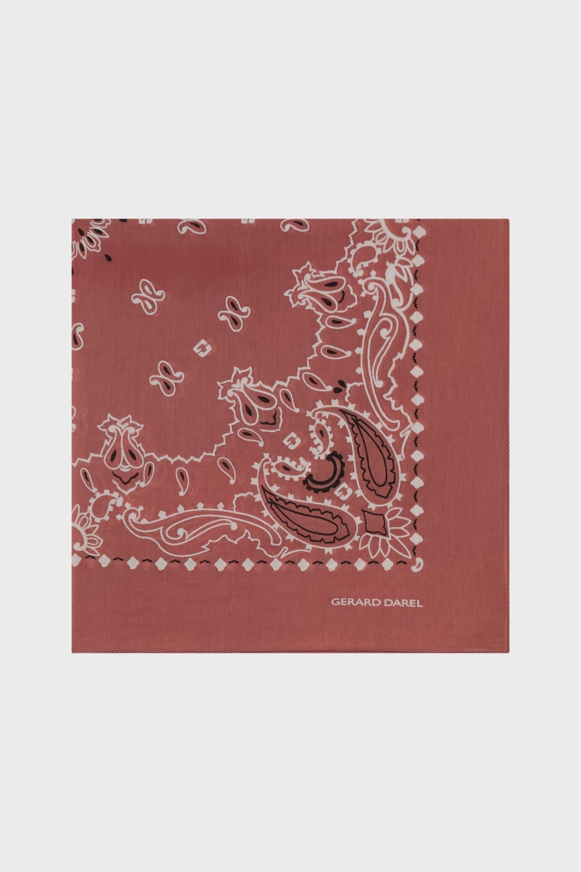 A square, reddish-brown foulard coton with a white paisley and floral pattern, and the text GERARD DAREL printed in small white letters in one corner. This imprimé bandana adds a touch of timeless style to any ensemble.