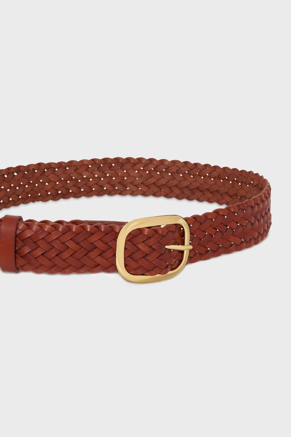 A brown ceinture tressée en cuir with a gold rectangular buckle is shown against a white background.