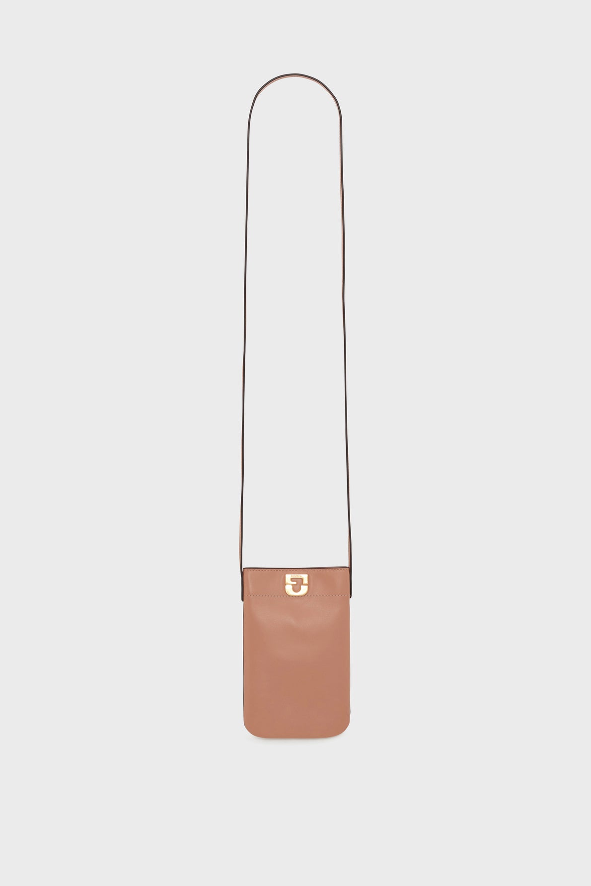 A small, rectangular, light brown crossbody bag in cuir de vachette with a long thin strap and a gold clasp on the front flap, perfect as a porte téléphone or accessoire tendance, displayed on a plain white background.