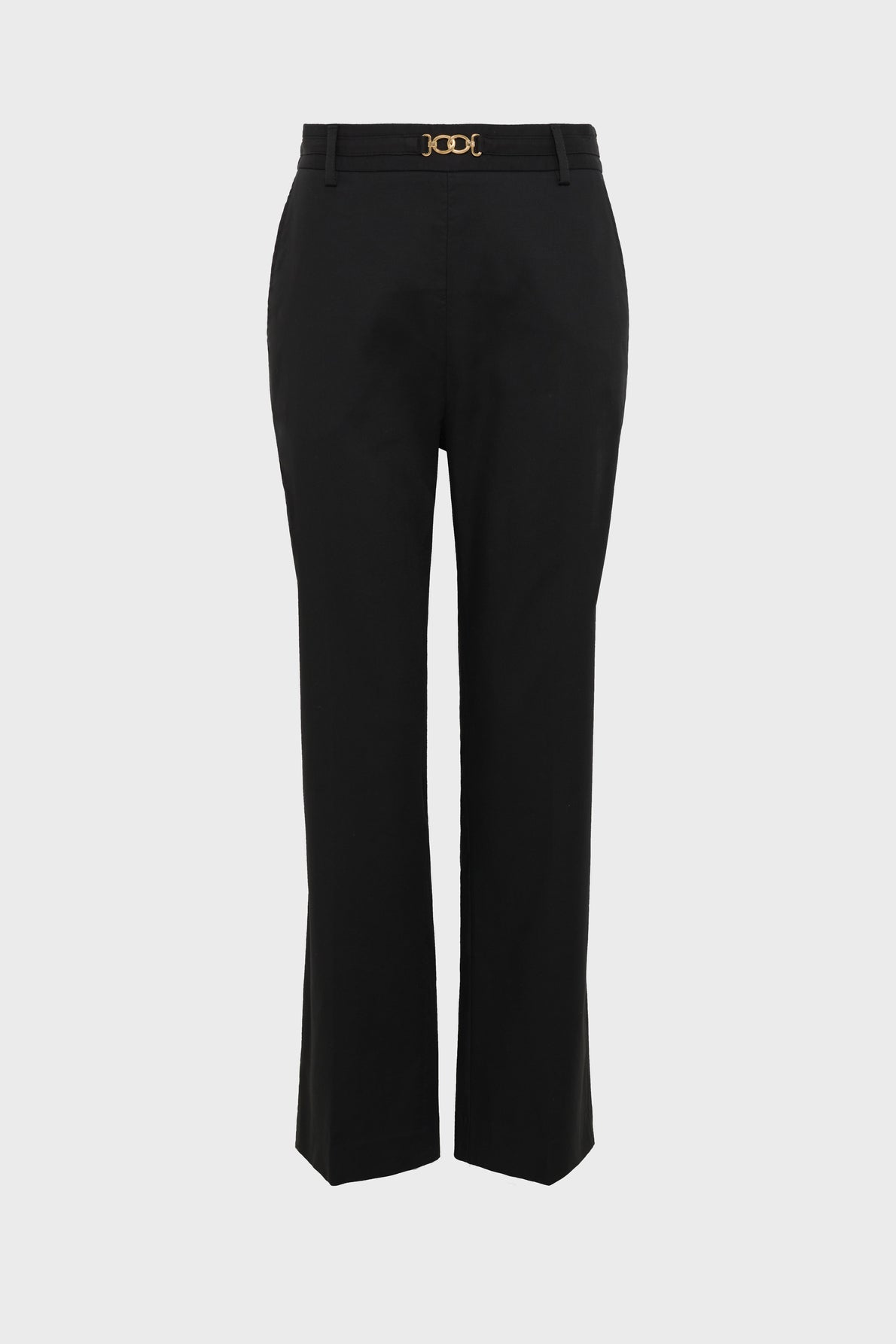Black pantalon noir coupe droite longueur 7/8 avec des passants de ceinture et un accent doré décoratif à la taille, exposé sur un fond blanc uni.