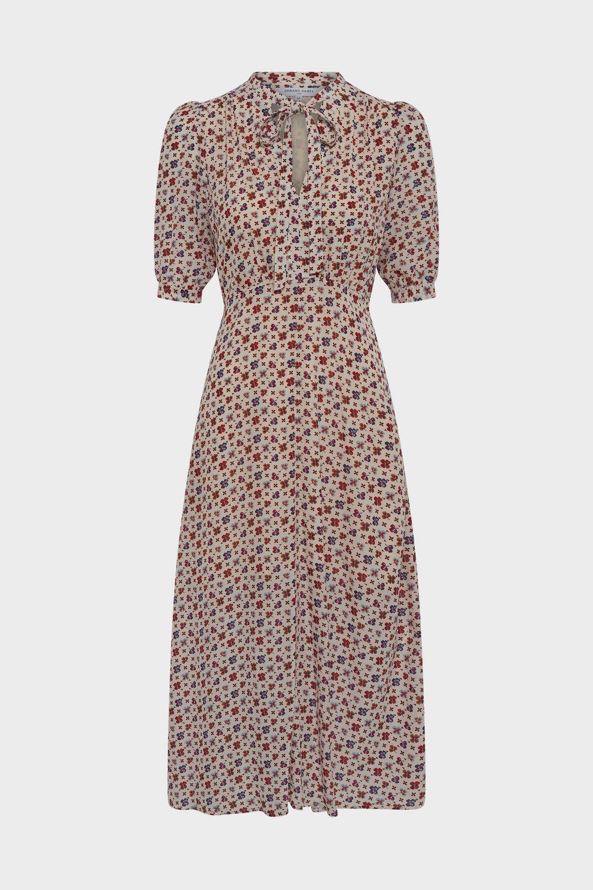 A knee-length, short-sleeved robe imprimé trèfles with a red and blue floral pattern on a beige background, featuring a keyhole neckline with a tie detail and a fitted waist.