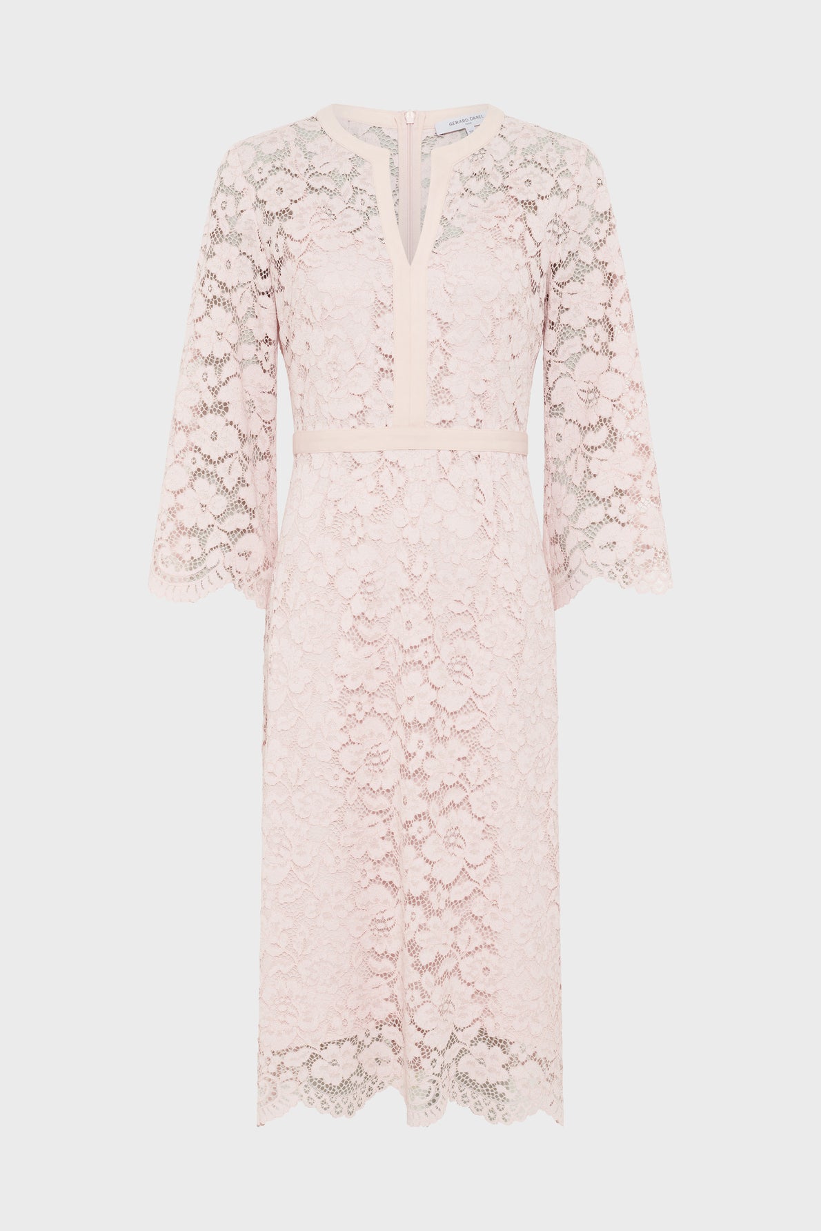 Blush pink robe mi-longue en dentelle, avec des manches trois-quarts évasées, un décolleté en V-notched et une taille ajustée. La robe cérémonie présente une délicate superposition de dentelle florale et une doublure légère en dessous.