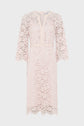 Blush pink robe mi-longue en dentelle, avec des manches trois-quarts évasées, un décolleté en V-notched et une taille ajustée. La robe cérémonie présente une délicate superposition de dentelle florale et une doublure légère en dessous.