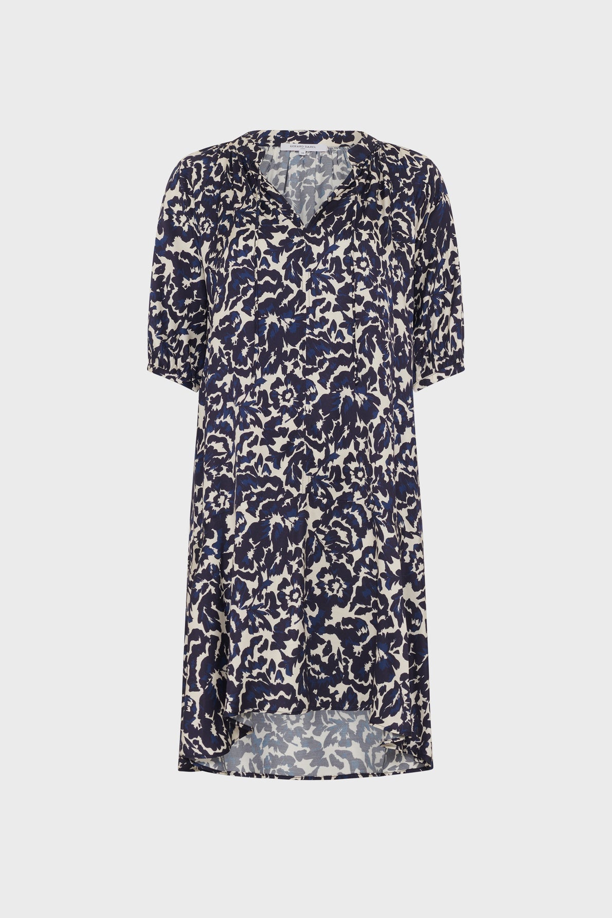Short-sleeve robe courte in twill de viscose, featuring a navy, white, and beige animal print pattern with a v-neckline and a slightly longer back hem, displayed on a light background.